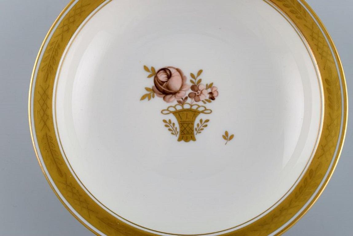 Seis cuencos de porcelana Royal Copenhagen Cesta dorada con flores mediados del siglo XX en venta