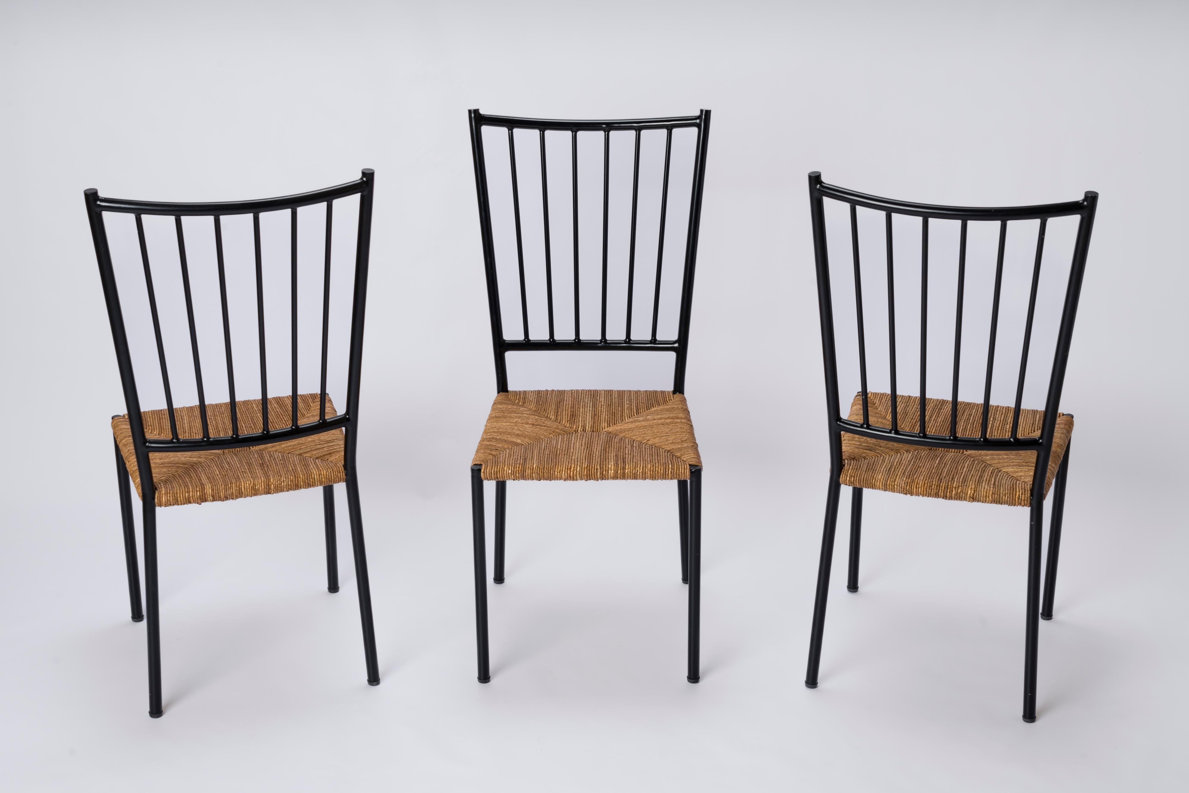 Milieu du XXe siècle Six chaises en jonc et acier laqué de Colette Gueden, France, années 1950 en vente