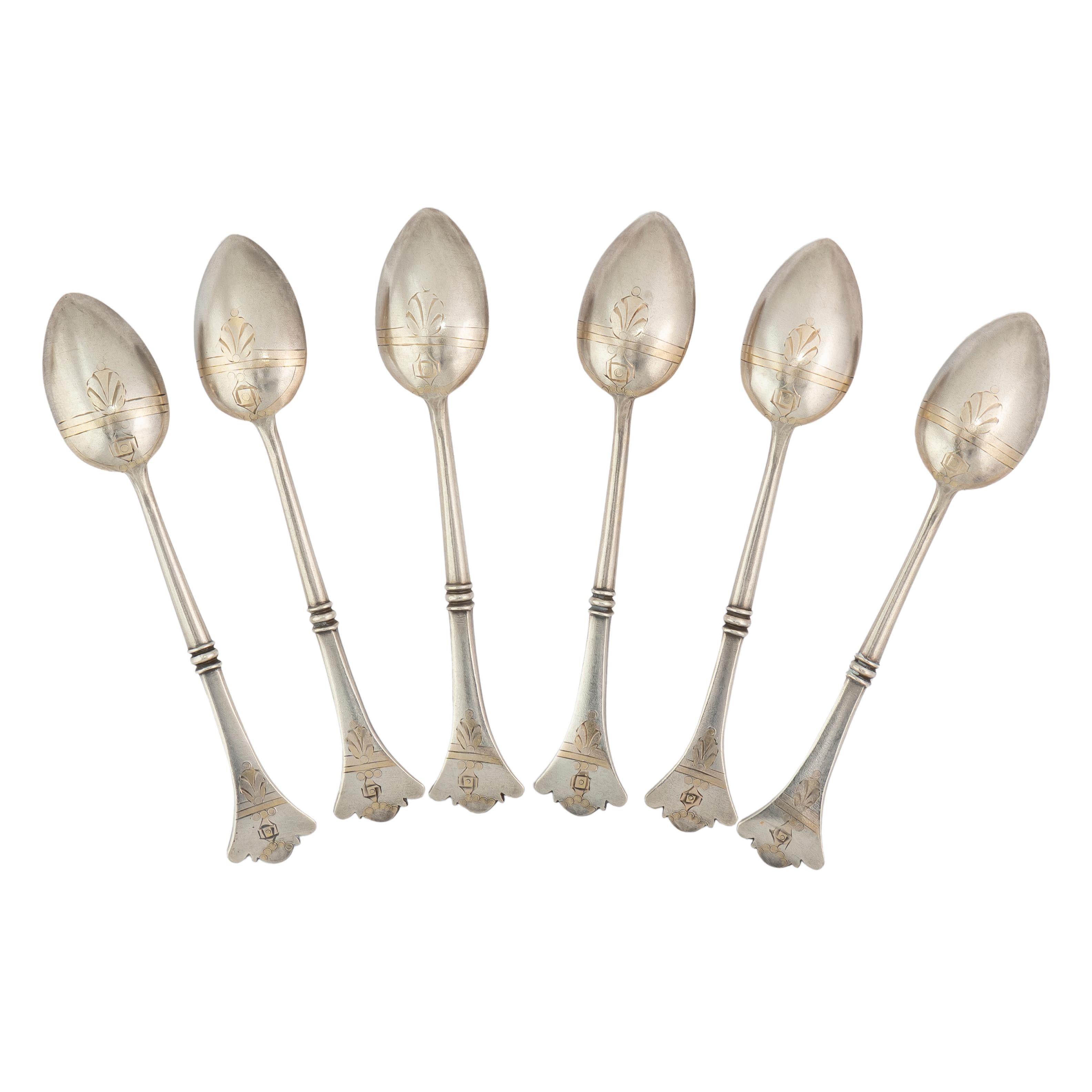 Set di sei eleganti cucchiai demi-tasse russi in argento massiccio provenienti dall'antica capitale di Mosca, con manici svasati e leggermente curvi, ciotole esterne incise e interni dorati tipici dell'epoca. La doratura è originale. L'esterno delle