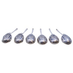 Seis cucharillas de plata de estilo ruso con motivos de coronas y asas en espiral