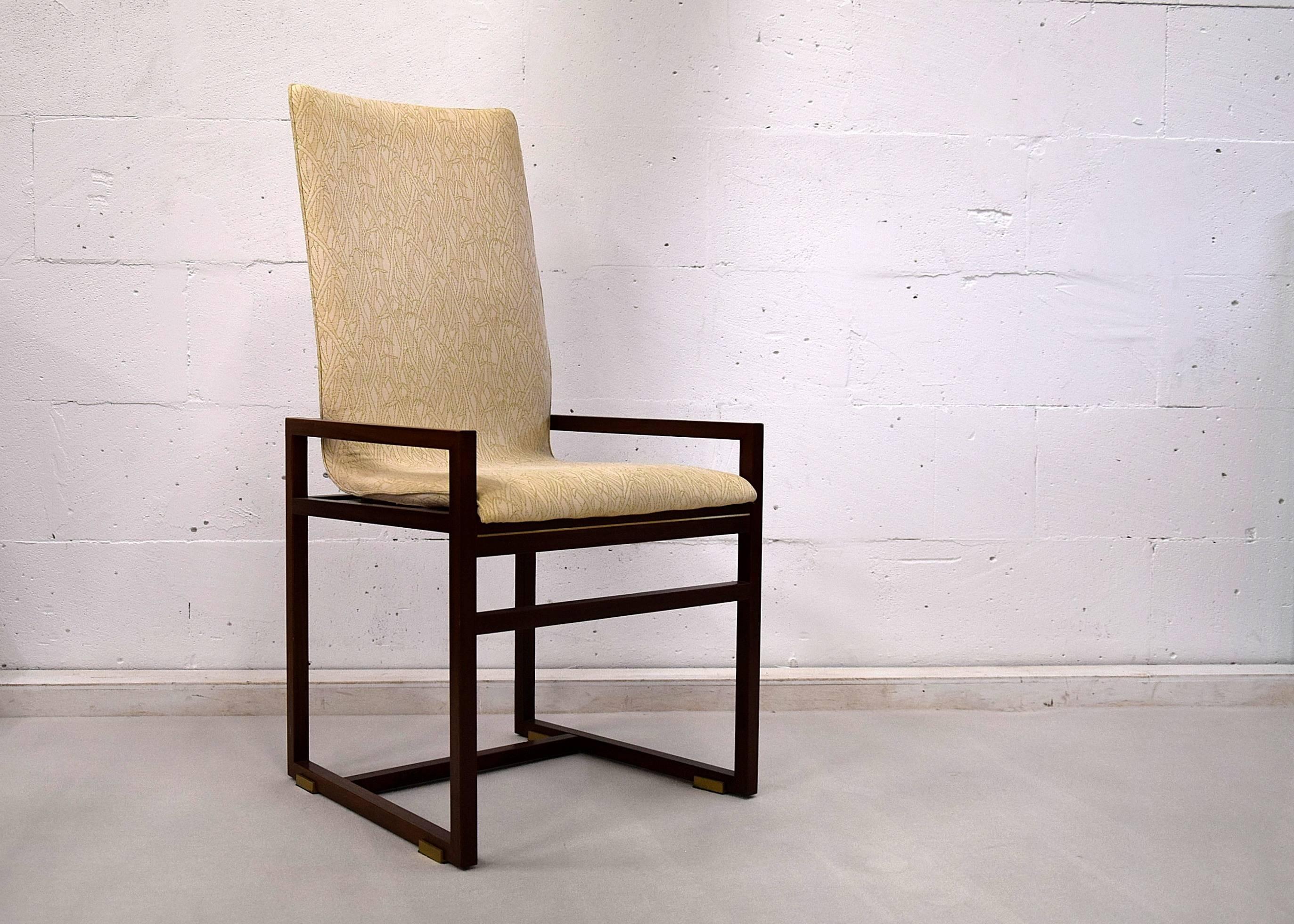 Six elegant and sophisticated walnut dining chairs produced by the renown Italian furniture manufacturer Saporiti.

The chairs are in great condition but I would re-upholster them.

The chairs will be shipped abroad disassembled, seats will be