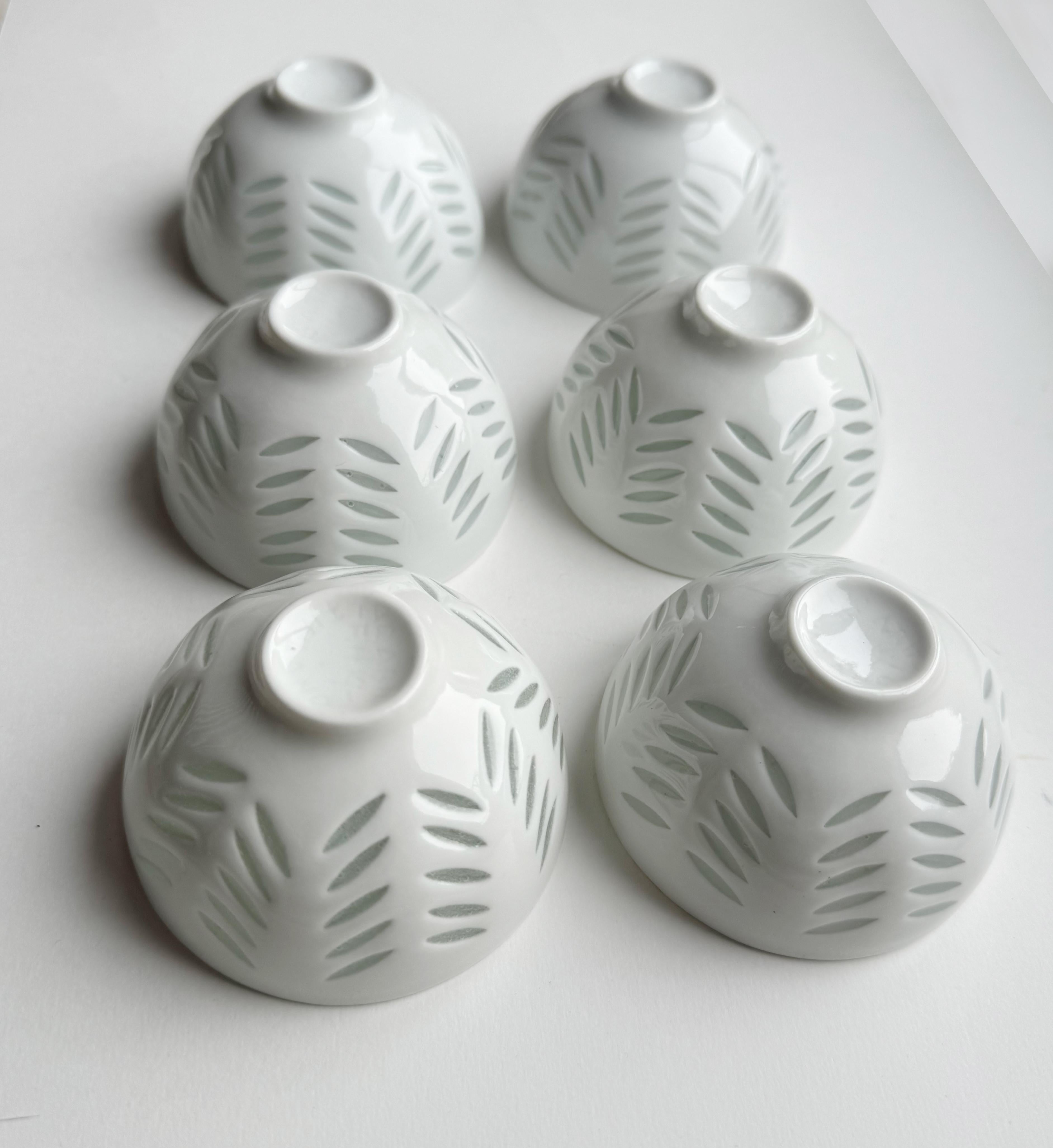 Estos rarísimos seis cuencos pequeños de estilo escandinavo moderno transmiten una sensación de gracia,  elegancia y belleza que pueden encontrarse en las creaciones más delicadas.

Friedl Holzer-Kjellberg, 1905-1993, se graduó como ceramista en