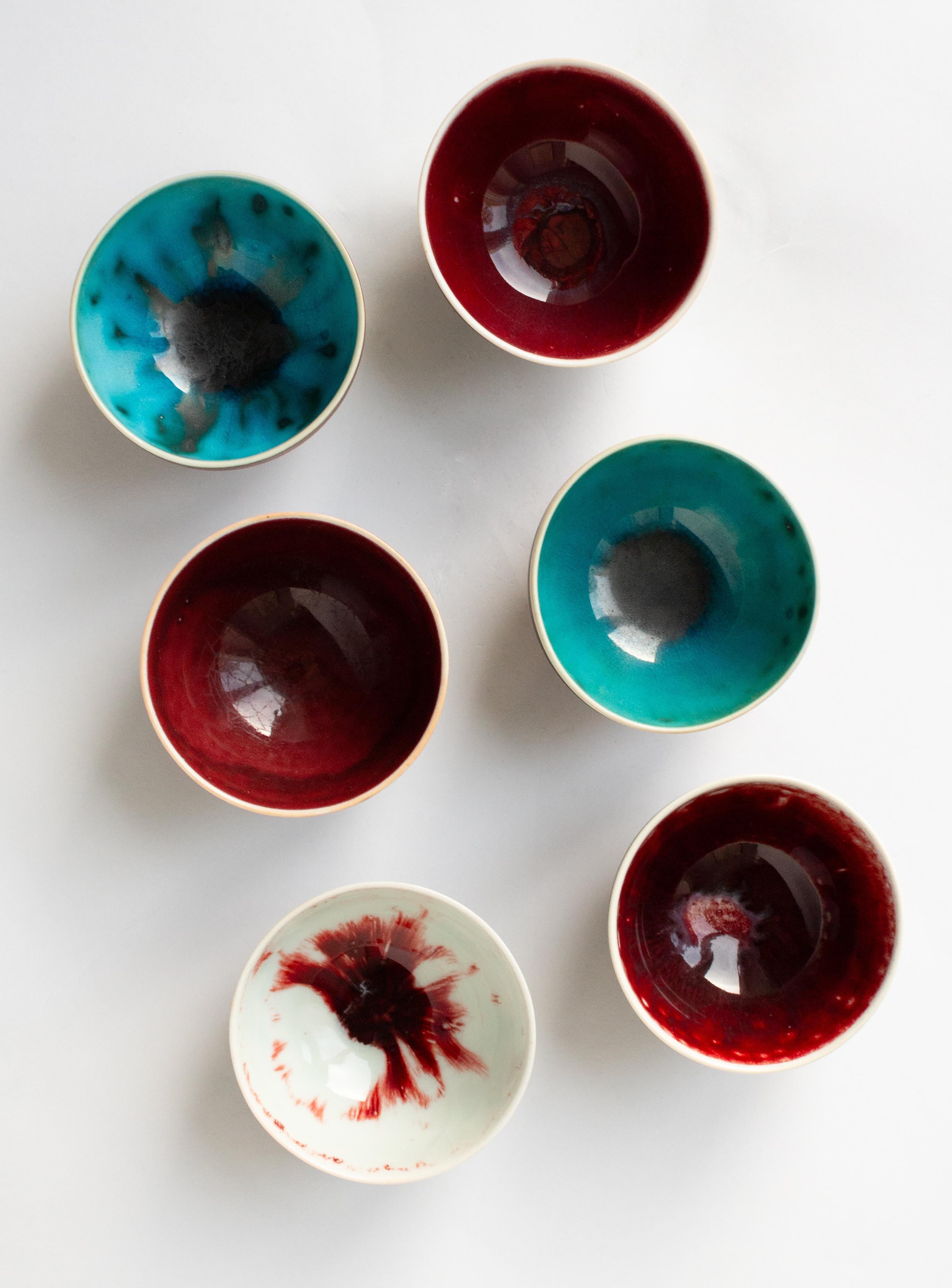 Très rare six petits bols uniques The Modern Scandinavian dans une magnifique glaçure bleu et sang de bœuf par Friedl Holzer-Kjellberg pour Arabia.

Friedl Finnished, 1905-1993, était une céramiste finlandaise surtout connue pour sa production de
