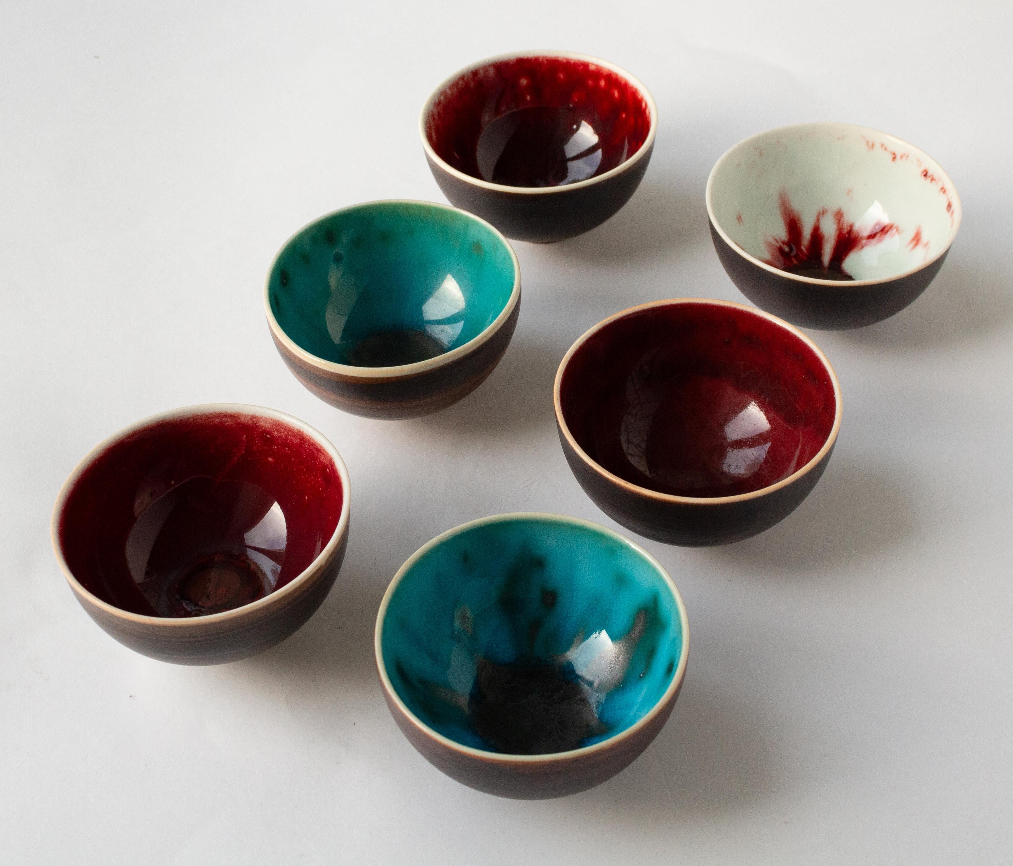 Finlandais Six bols modernes scandinaves rouges et bleus, Friedl Holzer-Kjellberg, Arabia en vente