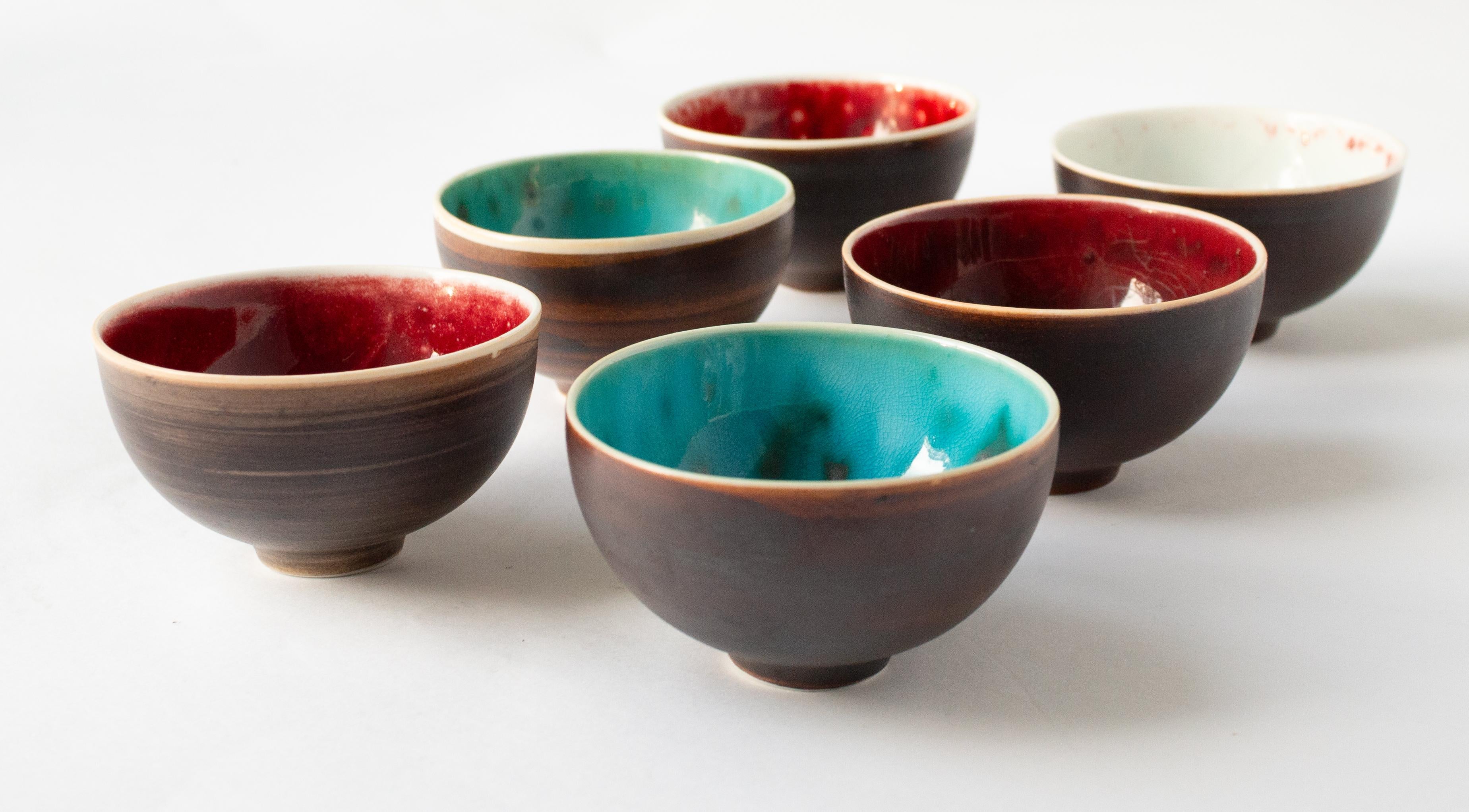 Six bols modernes scandinaves rouges et bleus, Friedl Holzer-Kjellberg, Arabia Bon état - En vente à Stockholm, SE