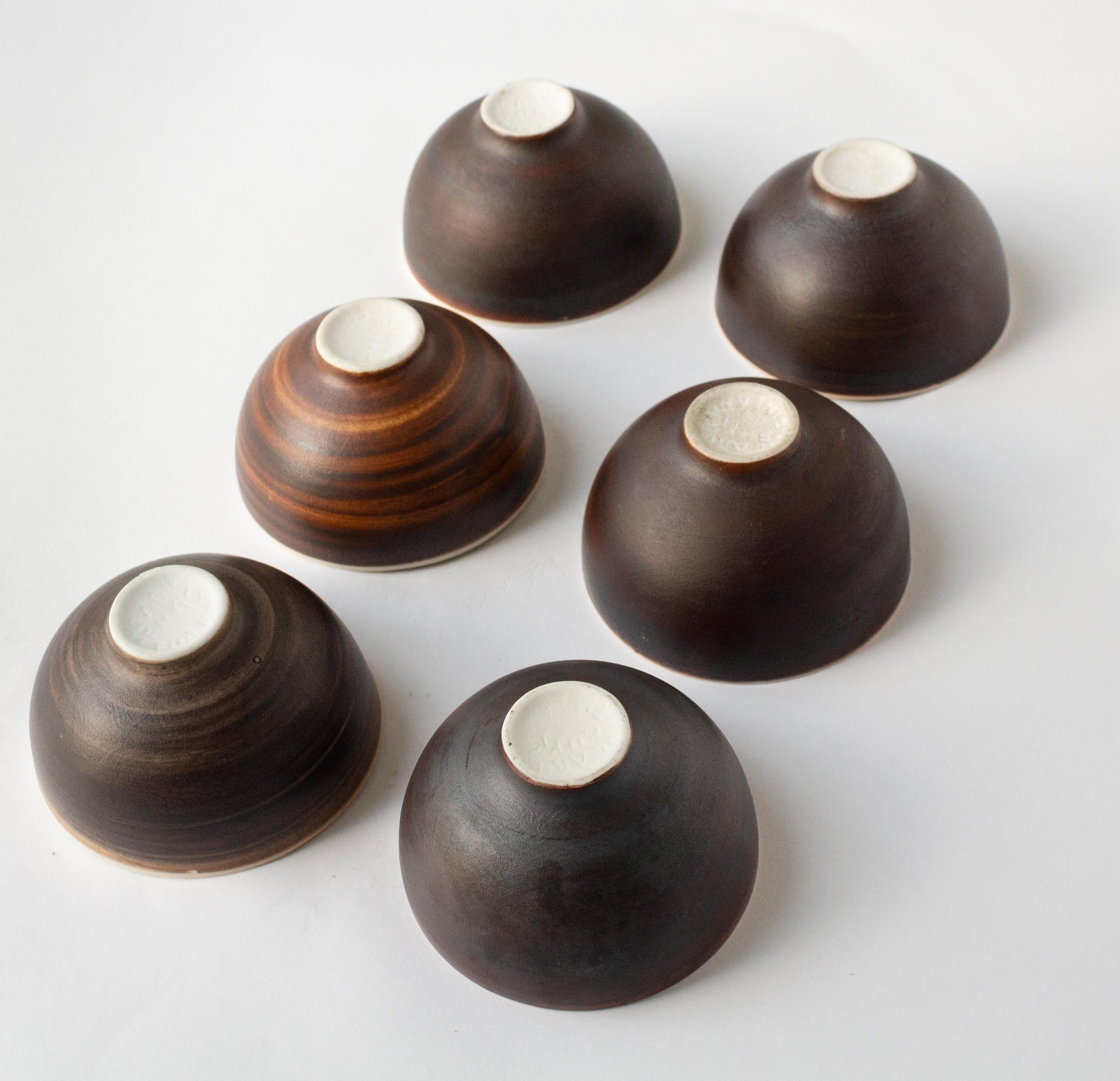 Céramique Six bols modernes scandinaves rouges et bleus, Friedl Holzer-Kjellberg, Arabia en vente