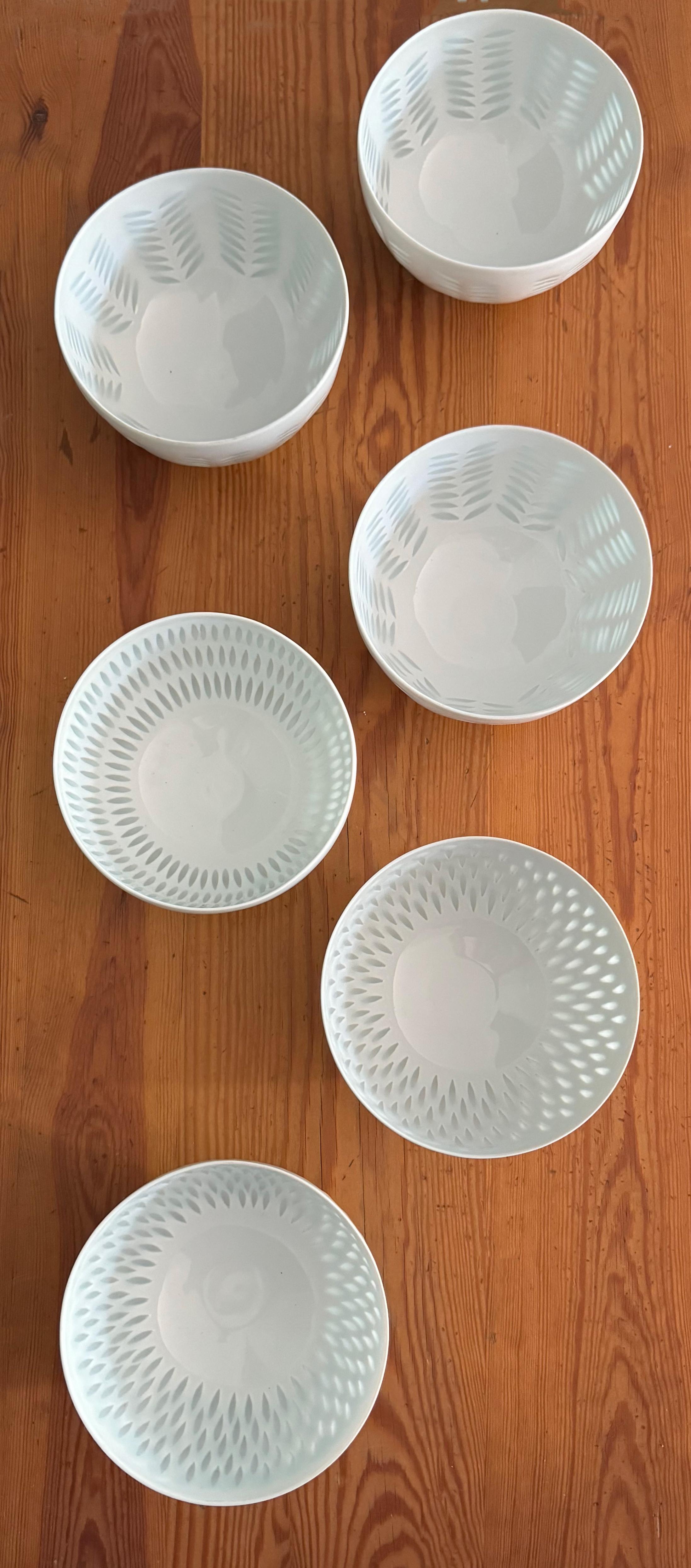 Seis piezas de cuencos modernos escandinavos de porcelana de grano de arroz de Friedl Holzer-Kjellberg para Arabia, Finlandia.

Estos delicados cuencos de 