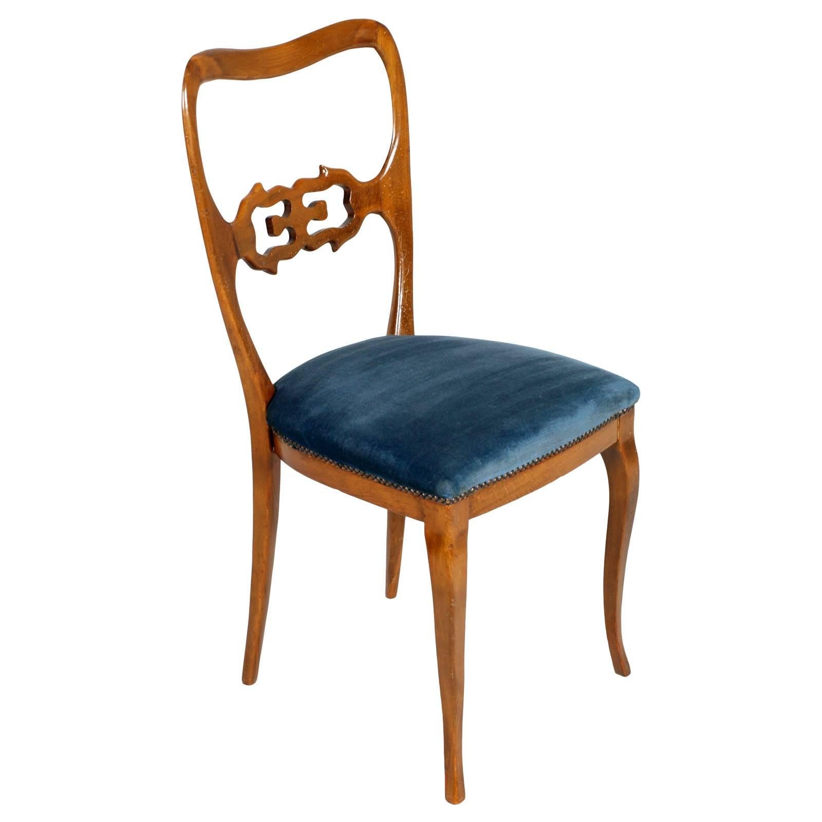 Six chaises de salle à manger sculpturales du milieu du siècle, Paolo Buffa attribuées restaurées, en noyer blond, restaurées et cirées avec le velours original encore utilisable. Sur demande, nous pouvons effectuer le nouveau rembourrage avec une