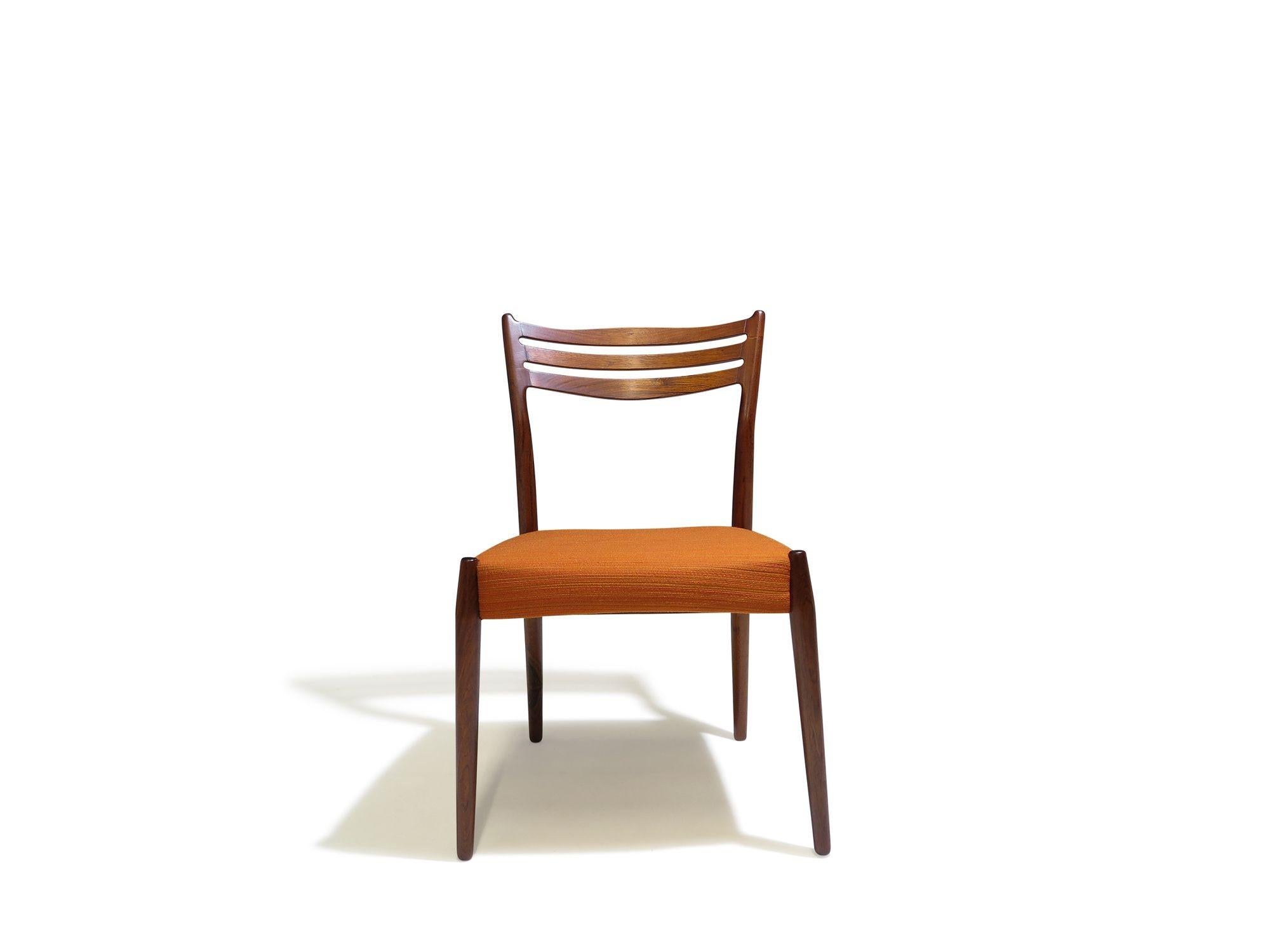 Ensemble de six chaises de salle à manger attribuées à Arne Vodder, fabriquées de main de maître en bois de rose brésilien massif. Chaque chaise est dotée d'un dossier légèrement incurvé avec des lattes horizontales et d'un cadre sculptural avec des