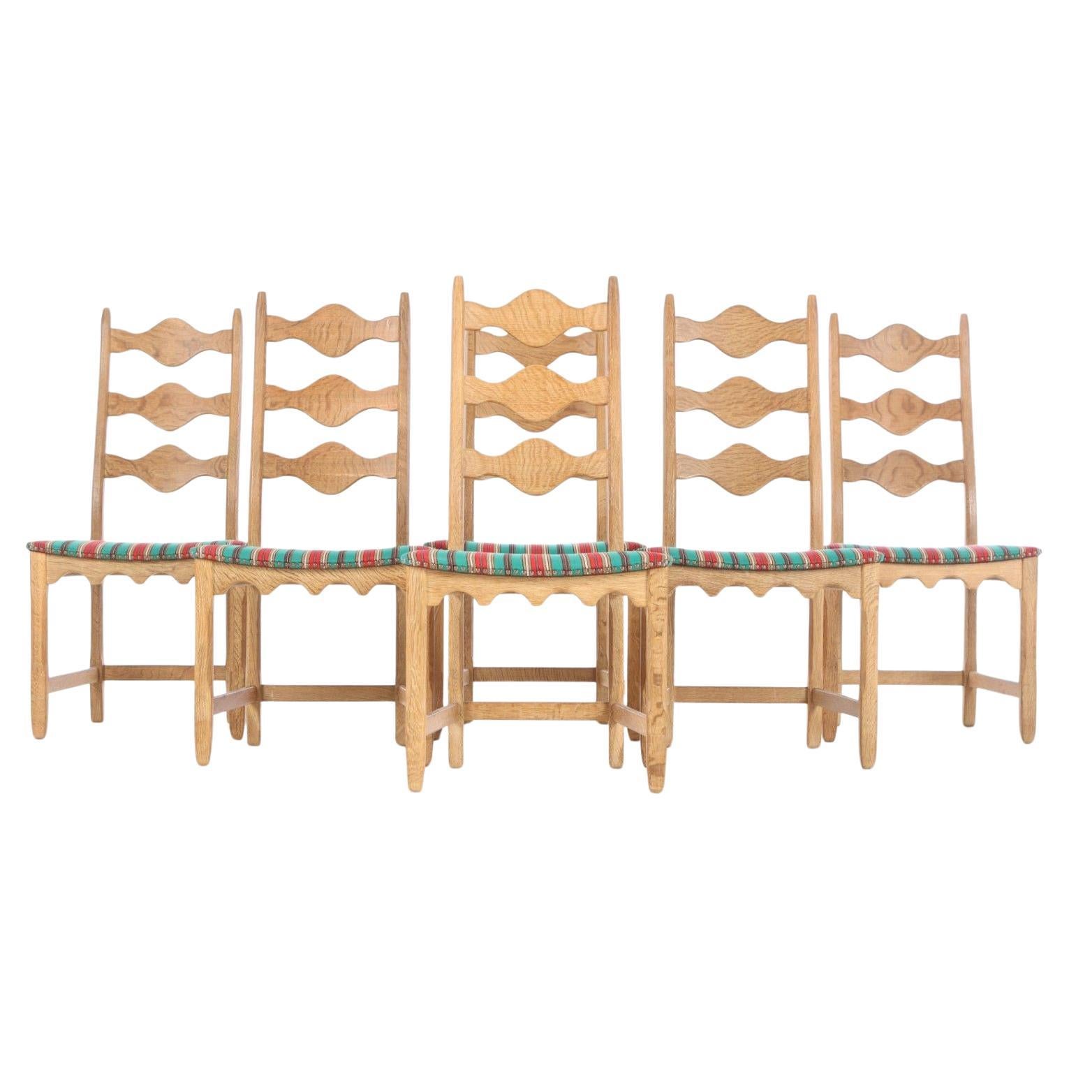 Set di sei sedie da pranzo brutaliste in rovere massiccio intagliato di Henning Kjærnulf anni '60 V.I.I.