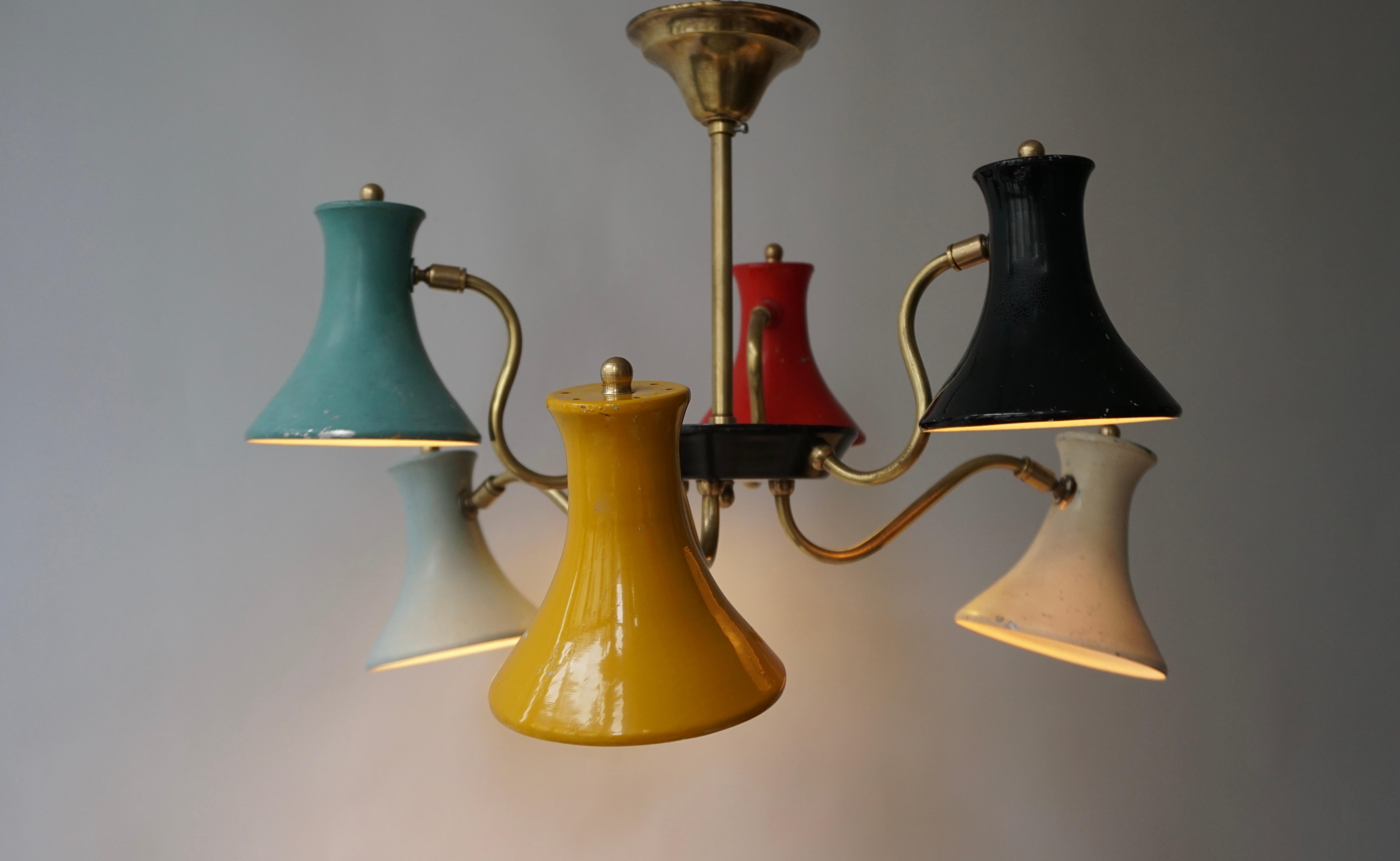 Ein echtes italienisches Designerstück aus den 1950er Jahren. Industrielles Beleuchtungsdesign mit der Verwendung von leuchtenden Farben. 
Diese Pendelleuchte hat sechs Leuchtschirme.
 