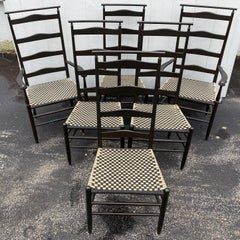 Sei sedie da pranzo con schienale a doghe in stile Shaker Style, ebanizzate, con binario a scialle e sedute intrecciate