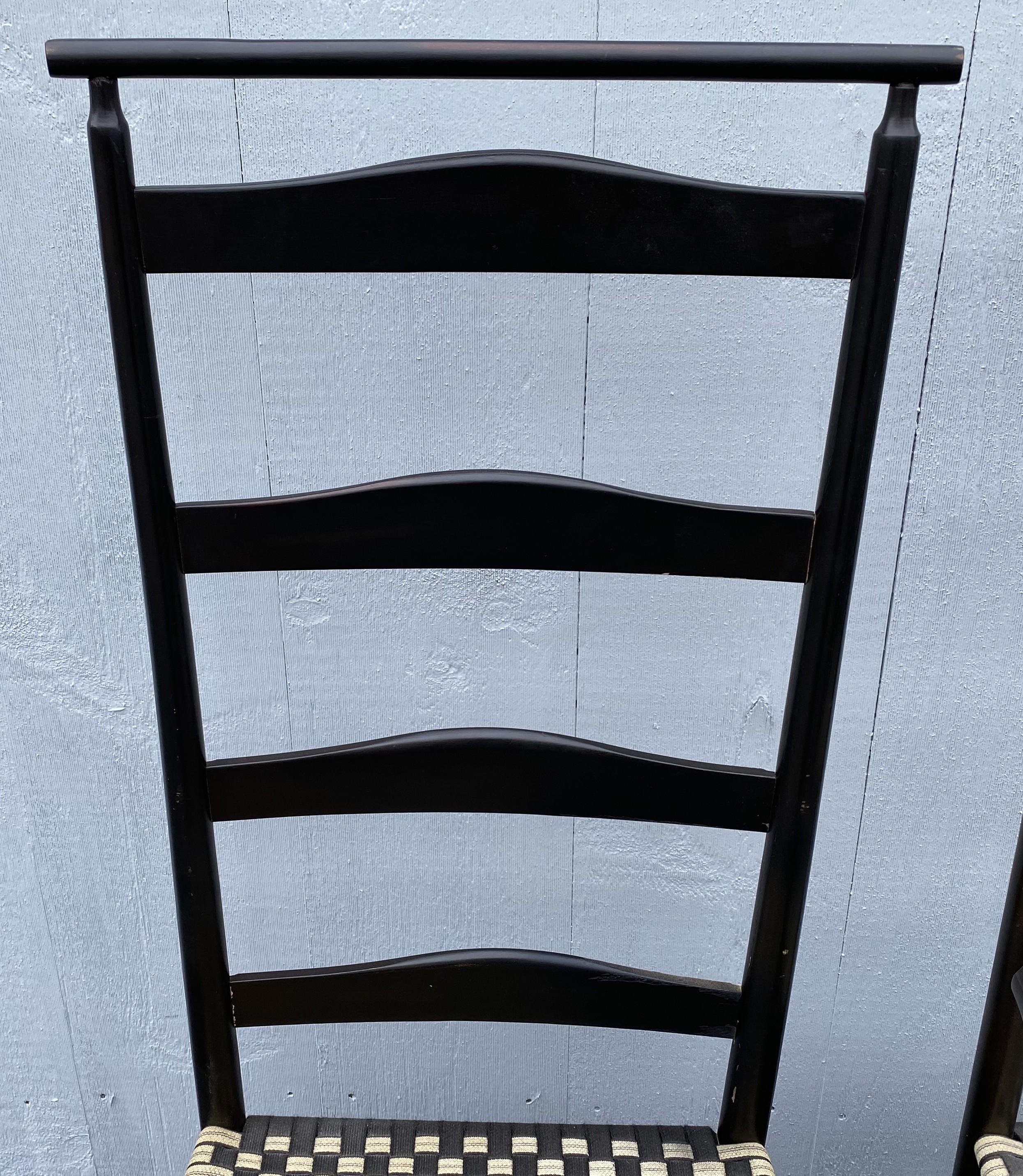 Sechs Shaker Style Ebonized Slat Back Esszimmerstühle mit Shawl Rail & Woven Sitze (Handgeschnitzt) im Angebot