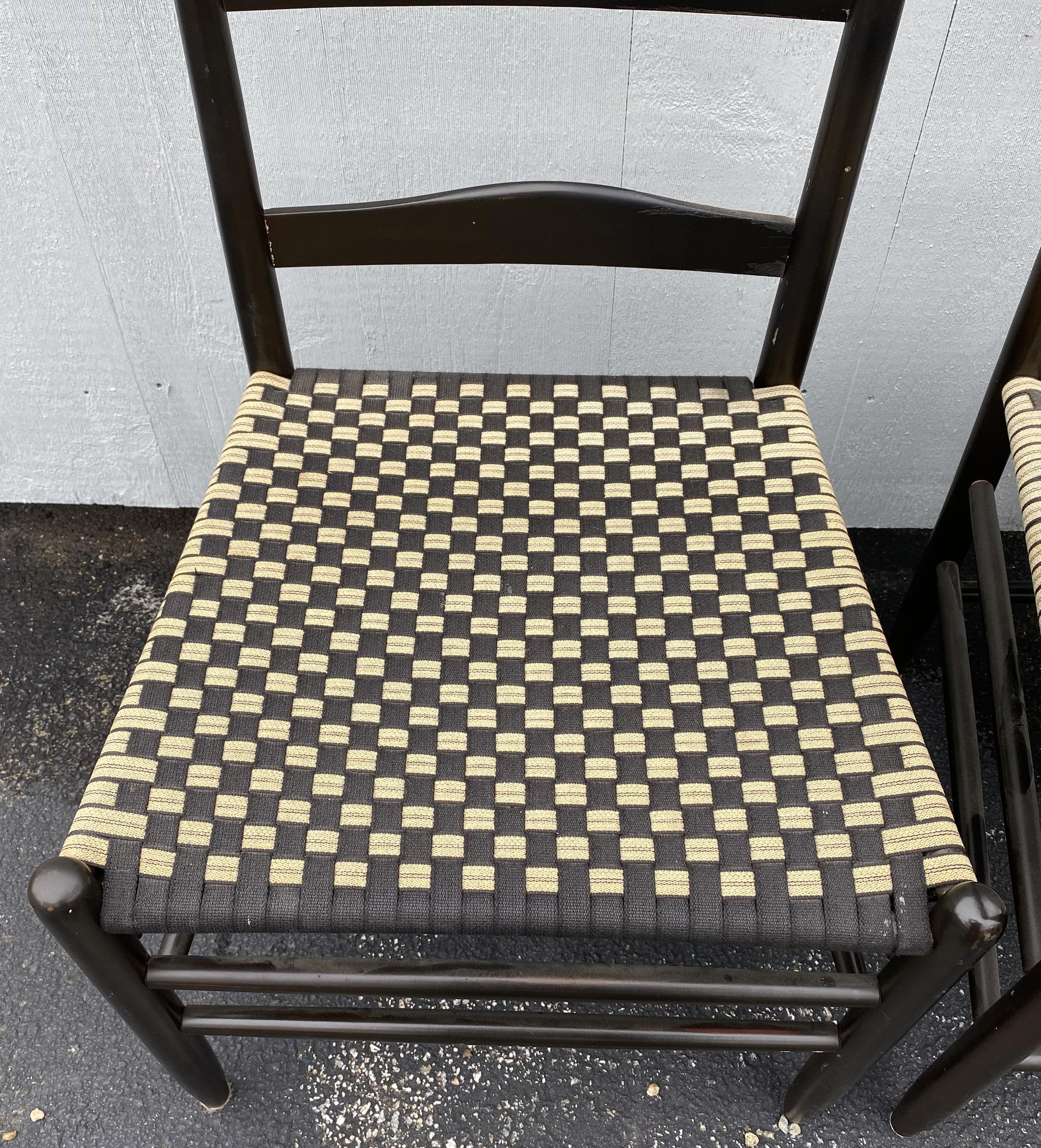 Sechs Shaker Style Ebonized Slat Back Esszimmerstühle mit Shawl Rail & Woven Sitze im Zustand „Gut“ im Angebot in Milford, NH