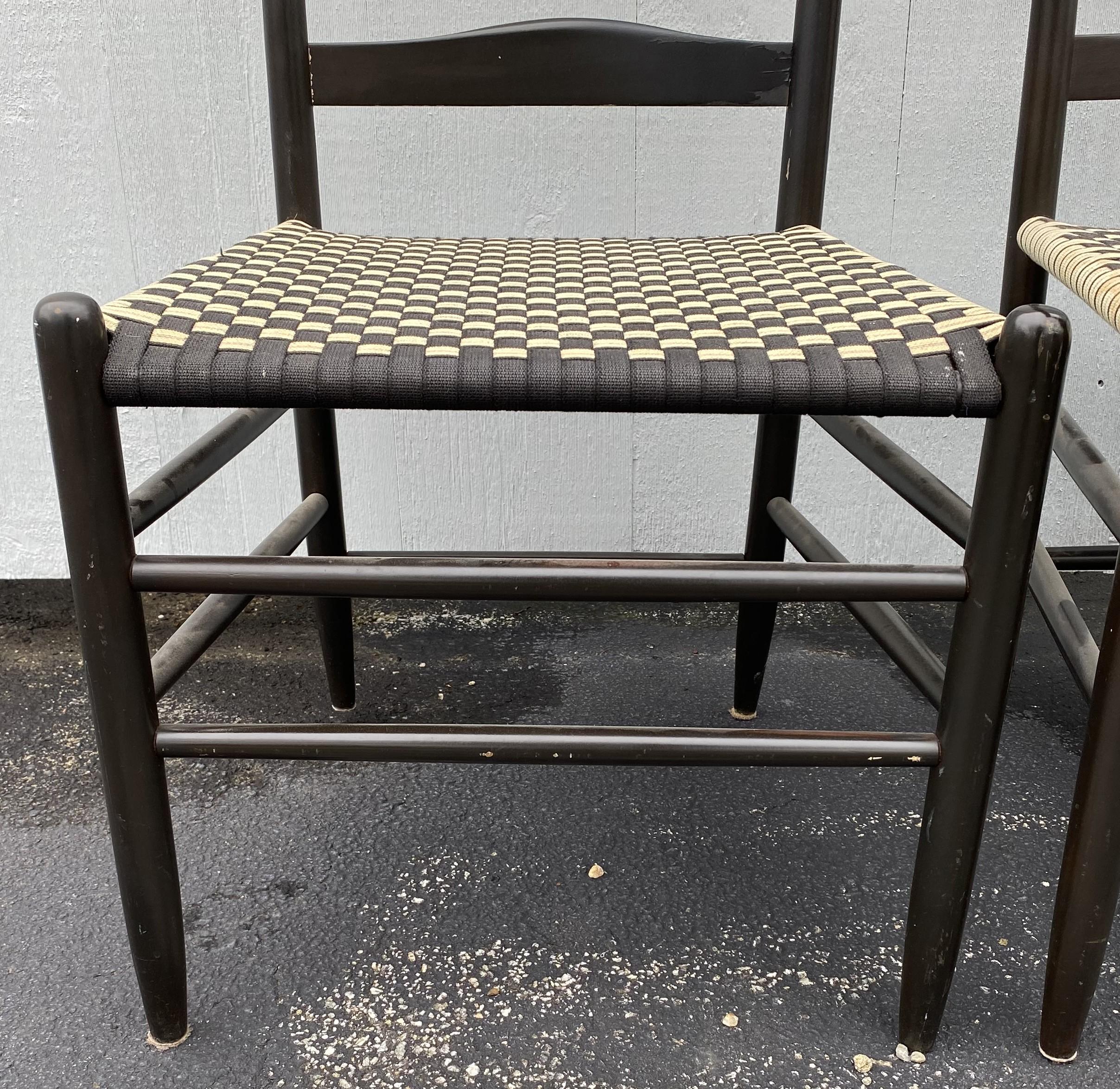 Sechs Shaker Style Ebonized Slat Back Esszimmerstühle mit Shawl Rail & Woven Sitze (20. Jahrhundert) im Angebot