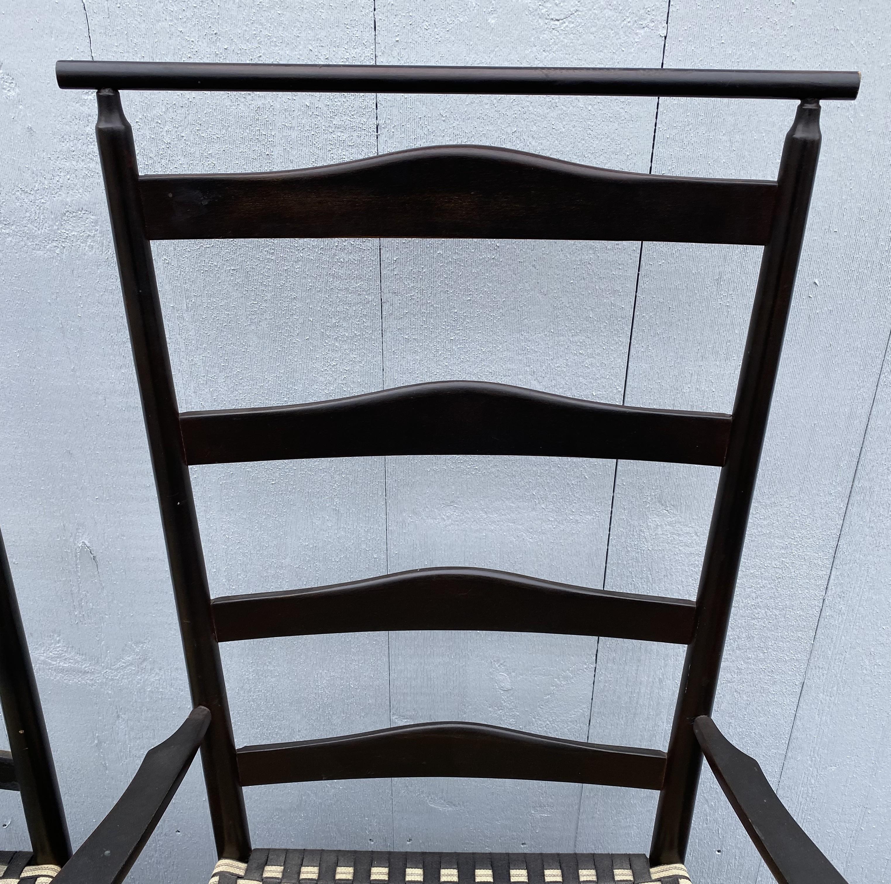 Sechs Shaker Style Ebonized Slat Back Esszimmerstühle mit Shawl Rail & Woven Sitze (Raffiabast) im Angebot
