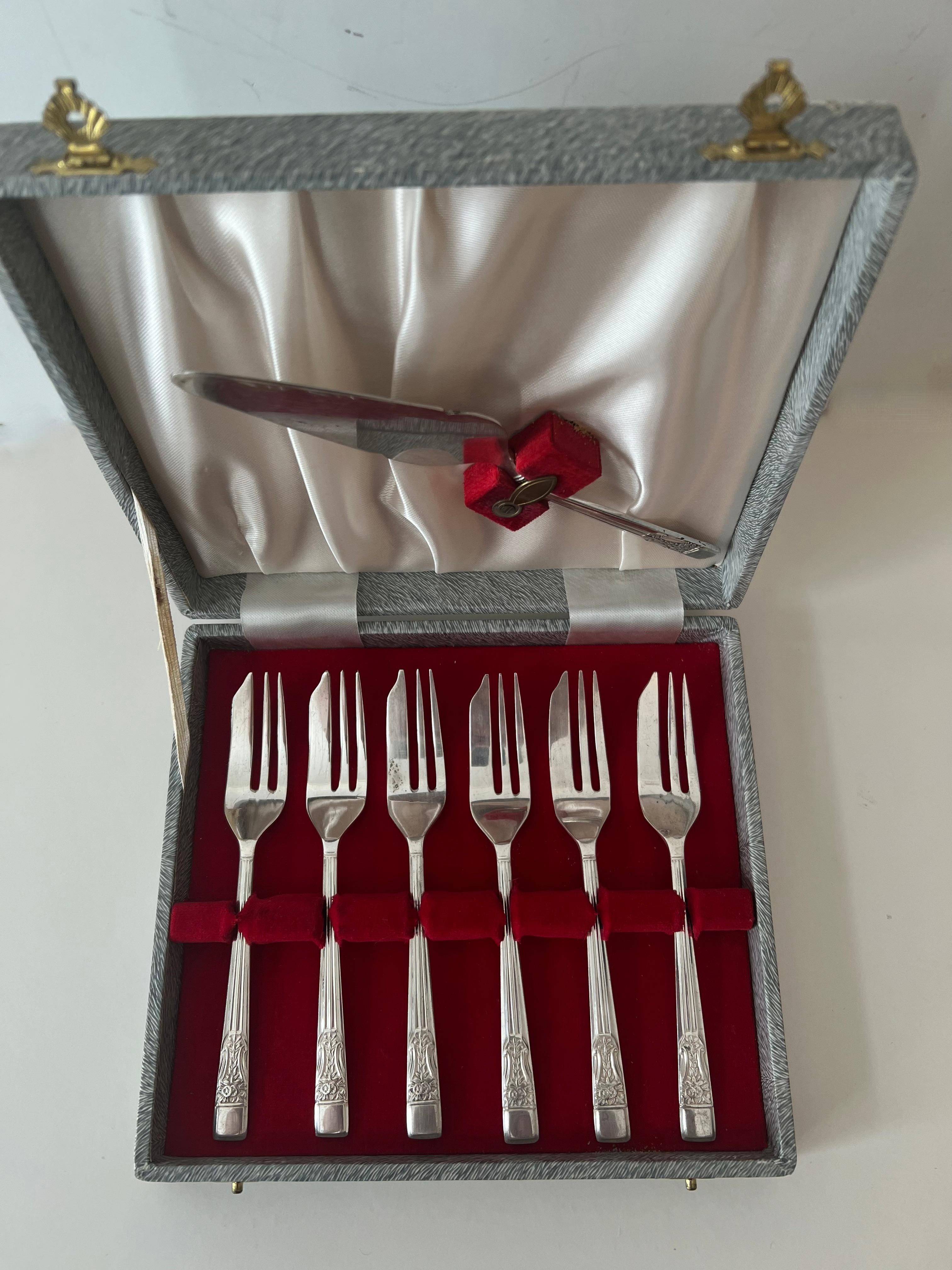 Six Silver Plate Dessert Forks with Server in Box In Good Condition For Sale In Los Angeles, CA