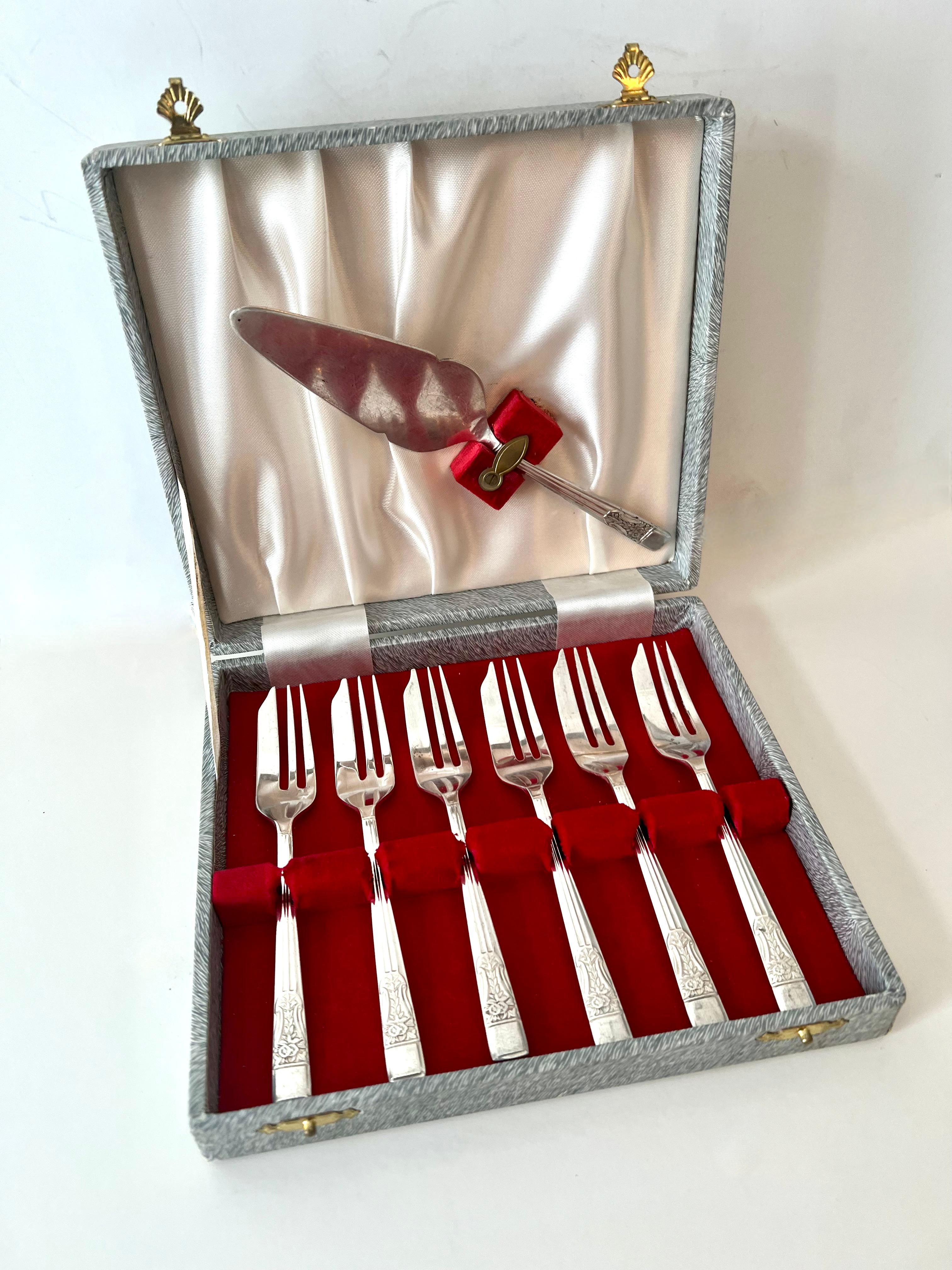 Six Silver Plate Dessert Forks with Server in Box For Sale 1