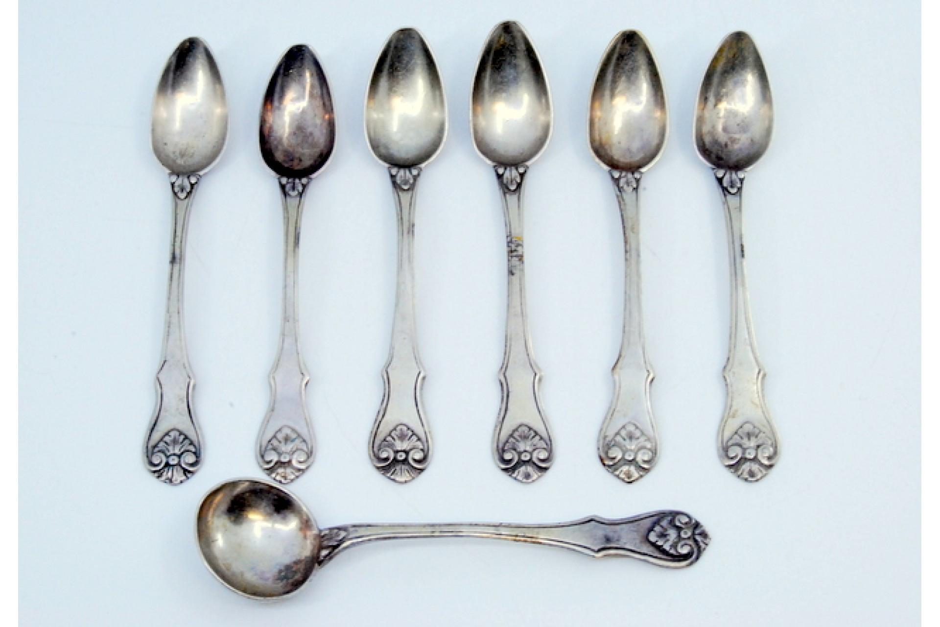 Description: Set of six teaspoons and sugar shovel in silver with reliefs on the handles in the shape of shells. Metal: Silver. Origin: Portuguese. Brand: Porto Coroa. Weight: 141.57 grams (Set of six spoons and shovel). Dimensions: Shovel -