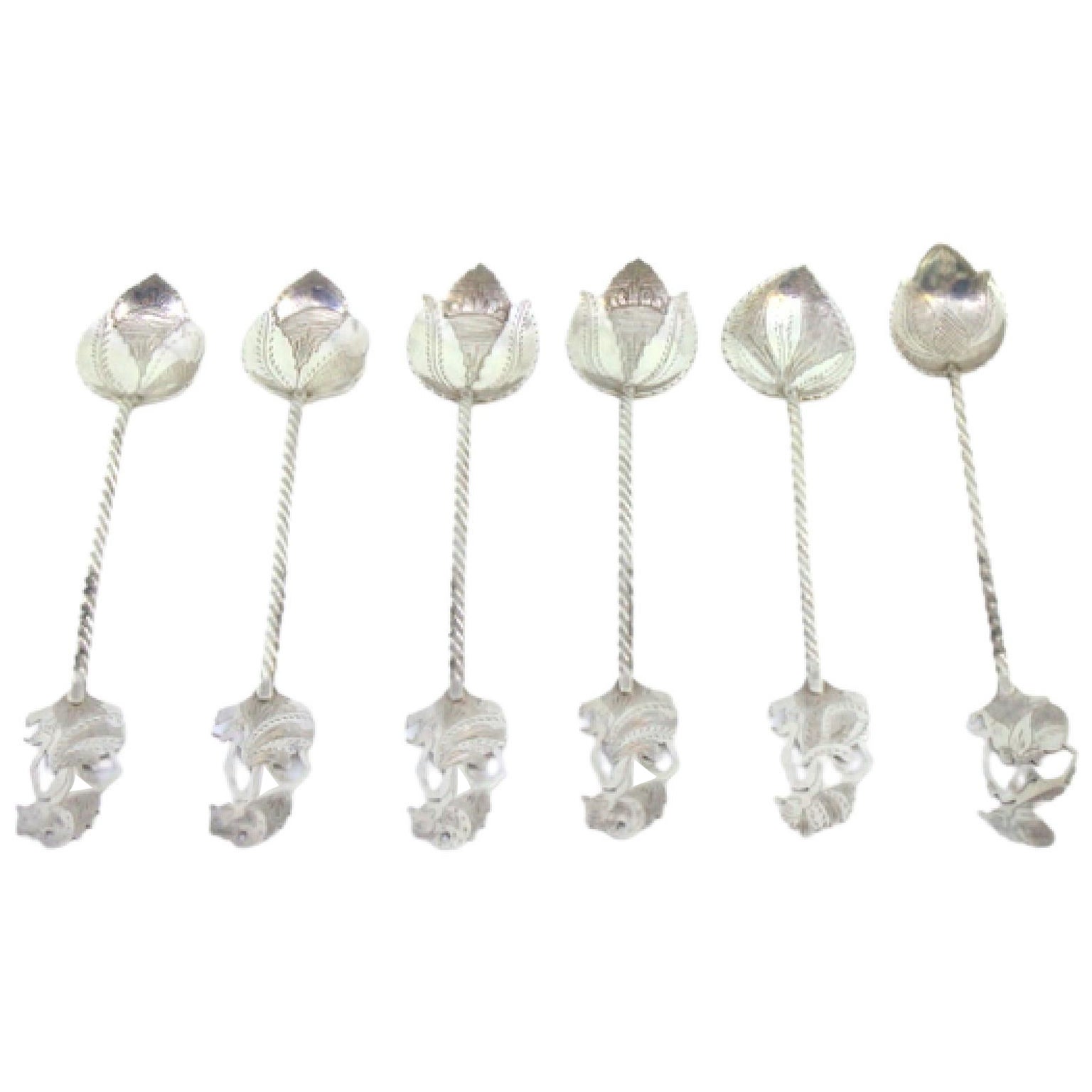 Sechs silberne Teelöffel mit weiblichen Figuren auf gedrehten Griffen und Blattschalen im Angebot