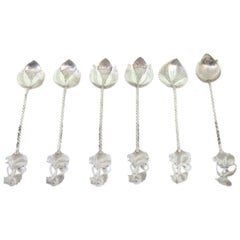 Sei cucchiaini d
argento con figure femminili su manici ritorti e conchiglie di foglie