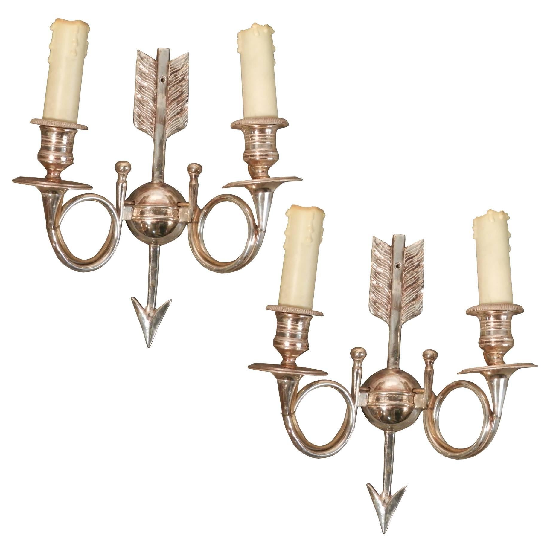 Ensemble de six appliques en bronze argenté avec monogramme et numéro, vers 1960.
Mesure : 4 grands : 29 x 25 x 12 cm.
2 petits 25 x 23 x 10 cm.