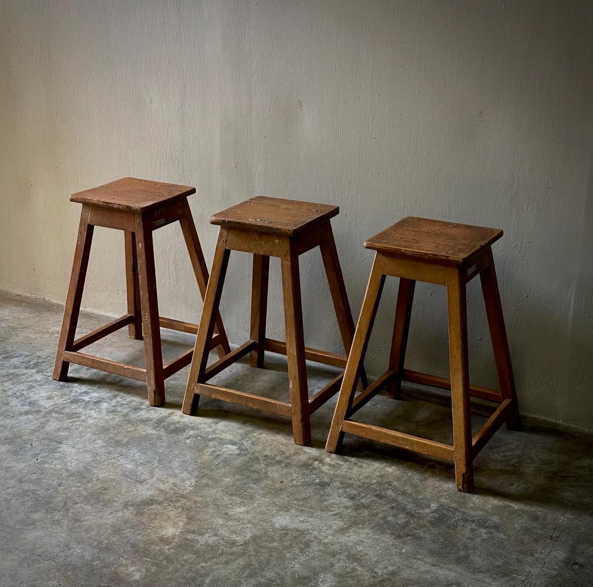 Victorien tardif Six tabourets d'usine simples en bois de la fin du 19e siècle en France en vente
