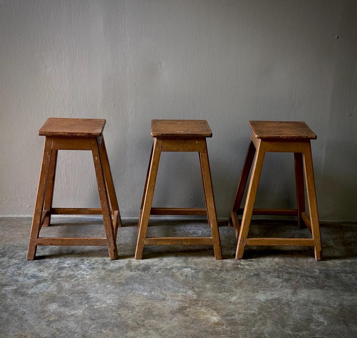 Anglais Six tabourets d'usine simples en bois de la fin du 19e siècle en France en vente