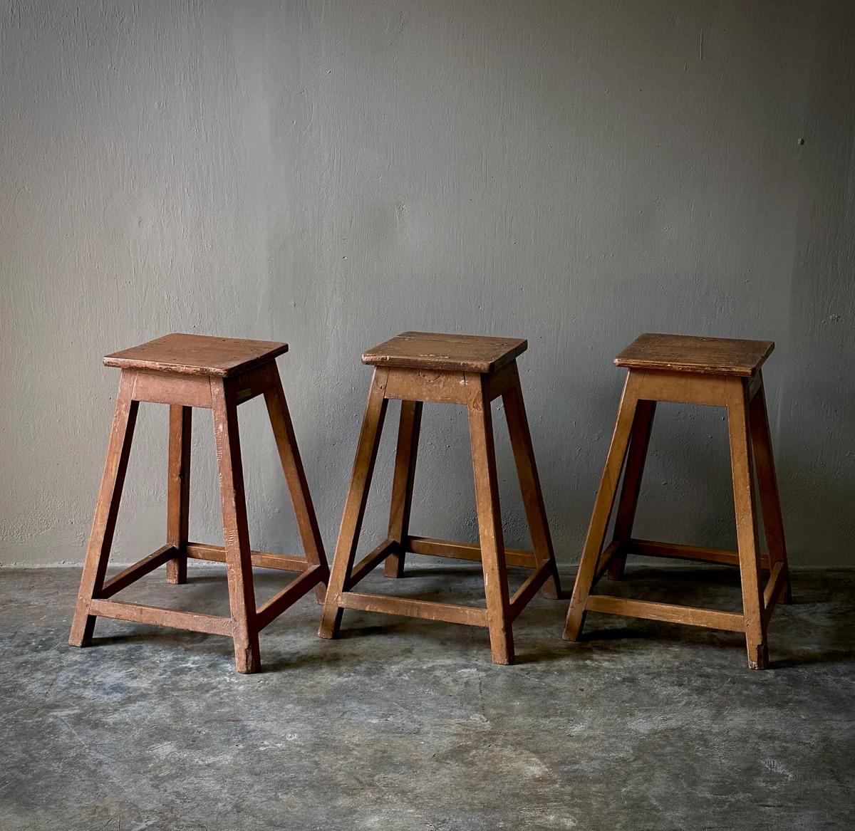 Six tabourets d'usine simples en bois de la fin du 19e siècle en France en vente 1