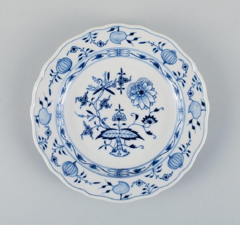 Six small antique Meissen Blue Onion lunch plates in hand-painted porcelain.
Early 20th century.
Measurements: D 20.0 cm. x H 3.0 cm.
Marked.
Mixed factory qualities: three pcs. in first factory quality.