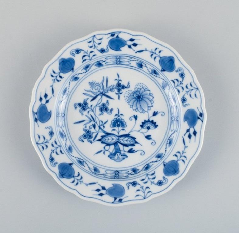 Six Small Antique Meissen Blue Onion Lunch Plates in Hand-Painted Porcelain In Excellent Condition In Copenhagen, DK