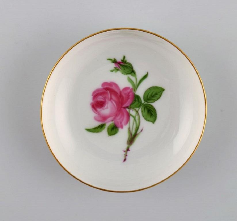 Six small Meissen Pink Rose bowls in hand-painted porcelain with gold edge. 
Early 20th century.
Measures: 8.3 x 1.8 cm.
In excellent condition.
Stamped.
3rd factory quality.