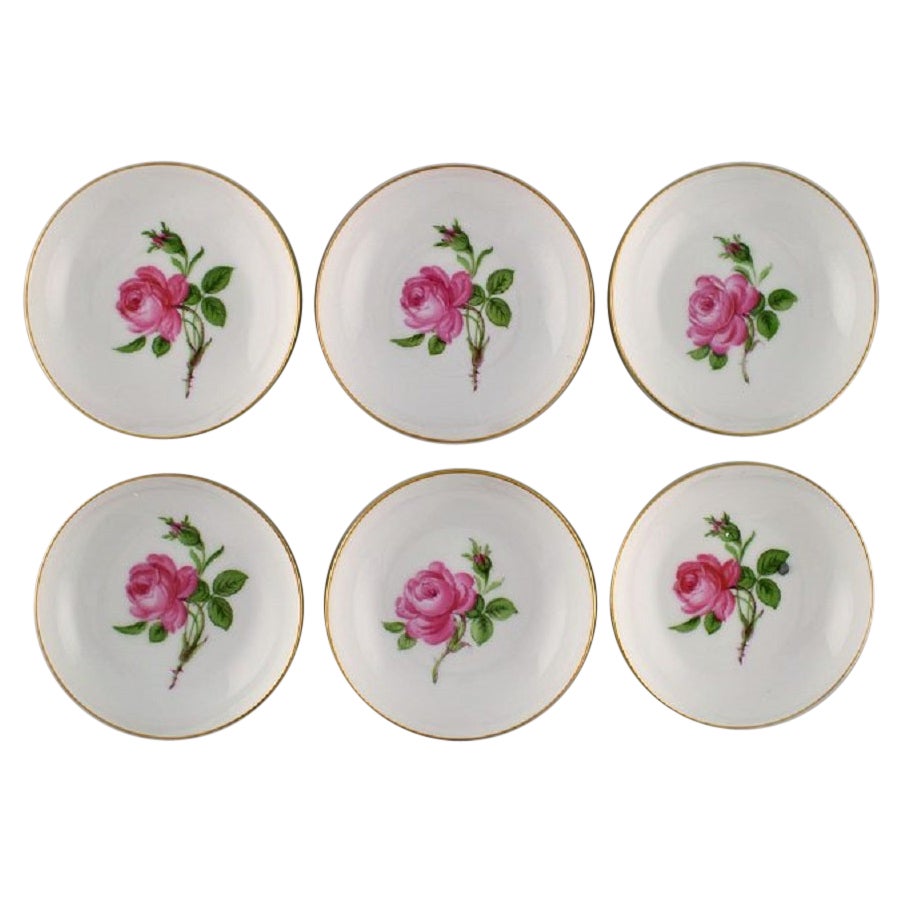 Six petits bols Meissen roses en porcelaine peinte à la main avec bord doré. en vente