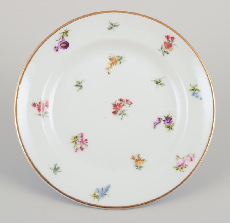 Seis platos pequeños de porcelana. Pintada a mano con motivos florales policromados y bordes dorados. Porcelana de calidad pesada y robusta. 
Presumiblemente Meissen. 
Alrededor de 1900. 
Sin marcar. 
En excelente estado. 
Dimensiones: Diámetro 15,5