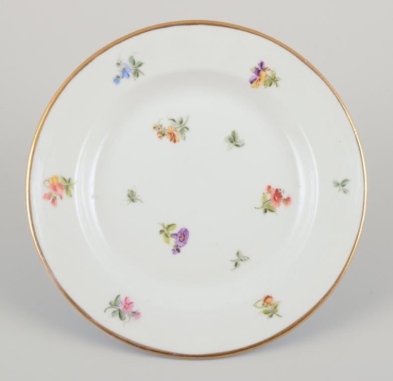 Seis pequeños platos de porcelana con motivos florales policromados y borde dorado. Alemán en venta