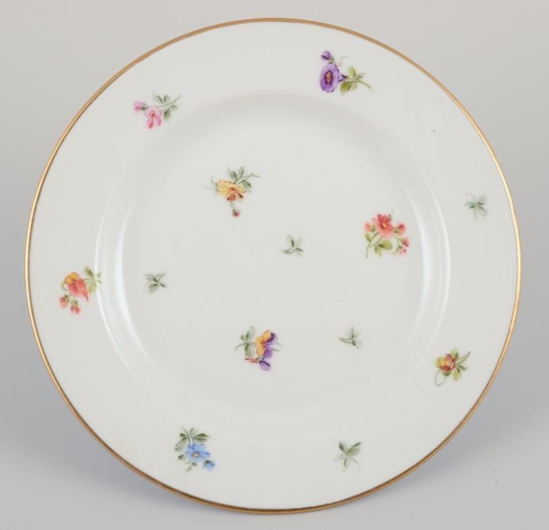 Seis pequeños platos de porcelana con motivos florales policromados y borde dorado. en Excelente estado para la venta en Copenhagen, DK
