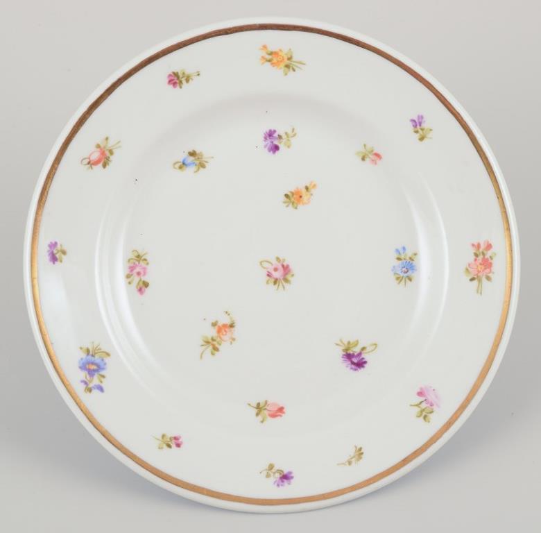 Seis pequeños platos de porcelana con motivos florales policromados y borde dorado. Porcelana en venta
