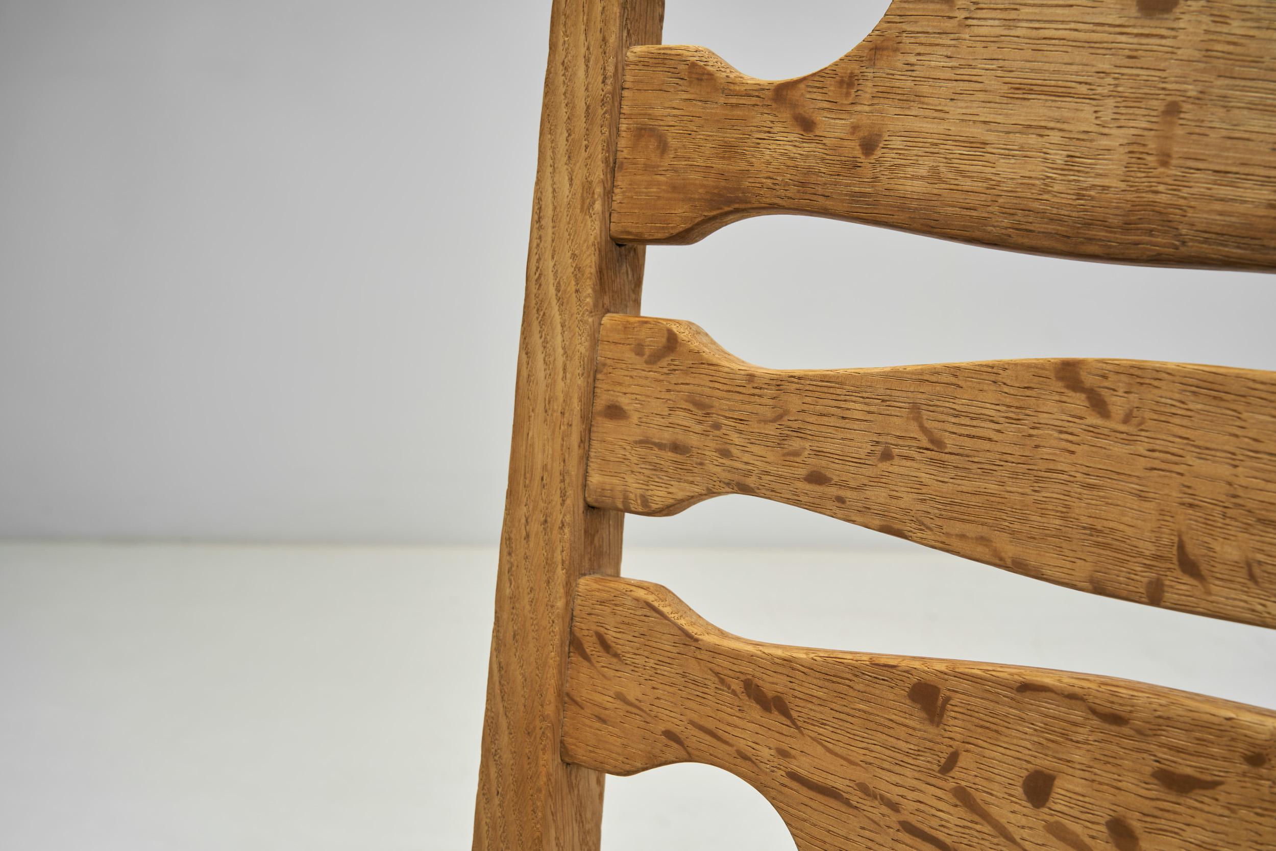 Six chaises de salle à manger en chêne massif à la manière de Henning Kjærnulf, Danemark années 1960 en vente 3