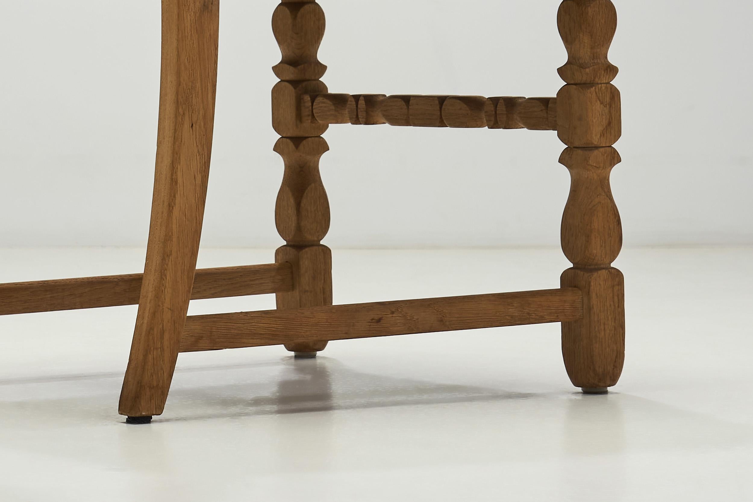 Six chaises de salle à manger en chêne massif à la manière de Henning Kjærnulf, Danemark années 1960 en vente 5