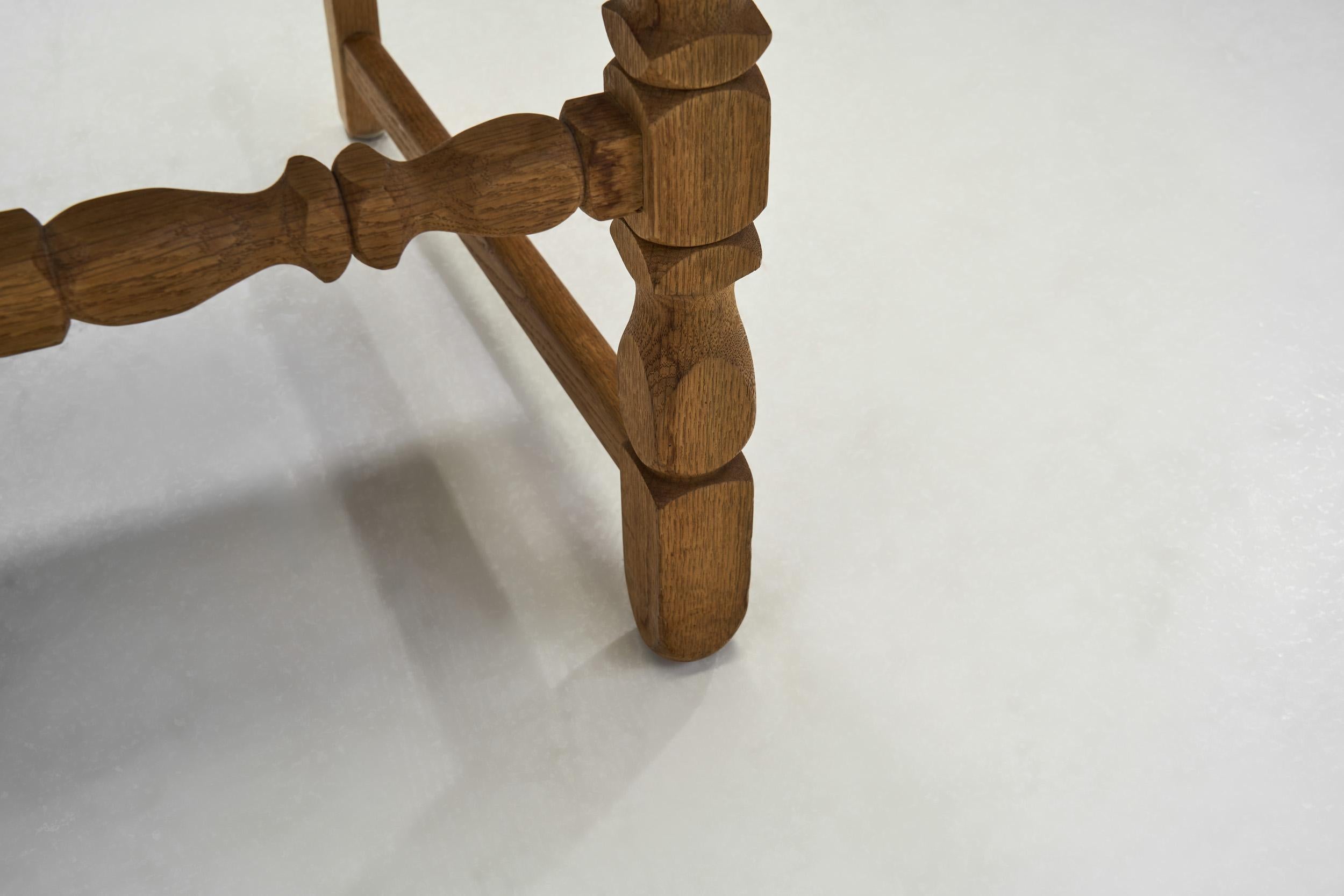 Six chaises de salle à manger en chêne massif à la manière de Henning Kjærnulf, Danemark années 1960 en vente 6