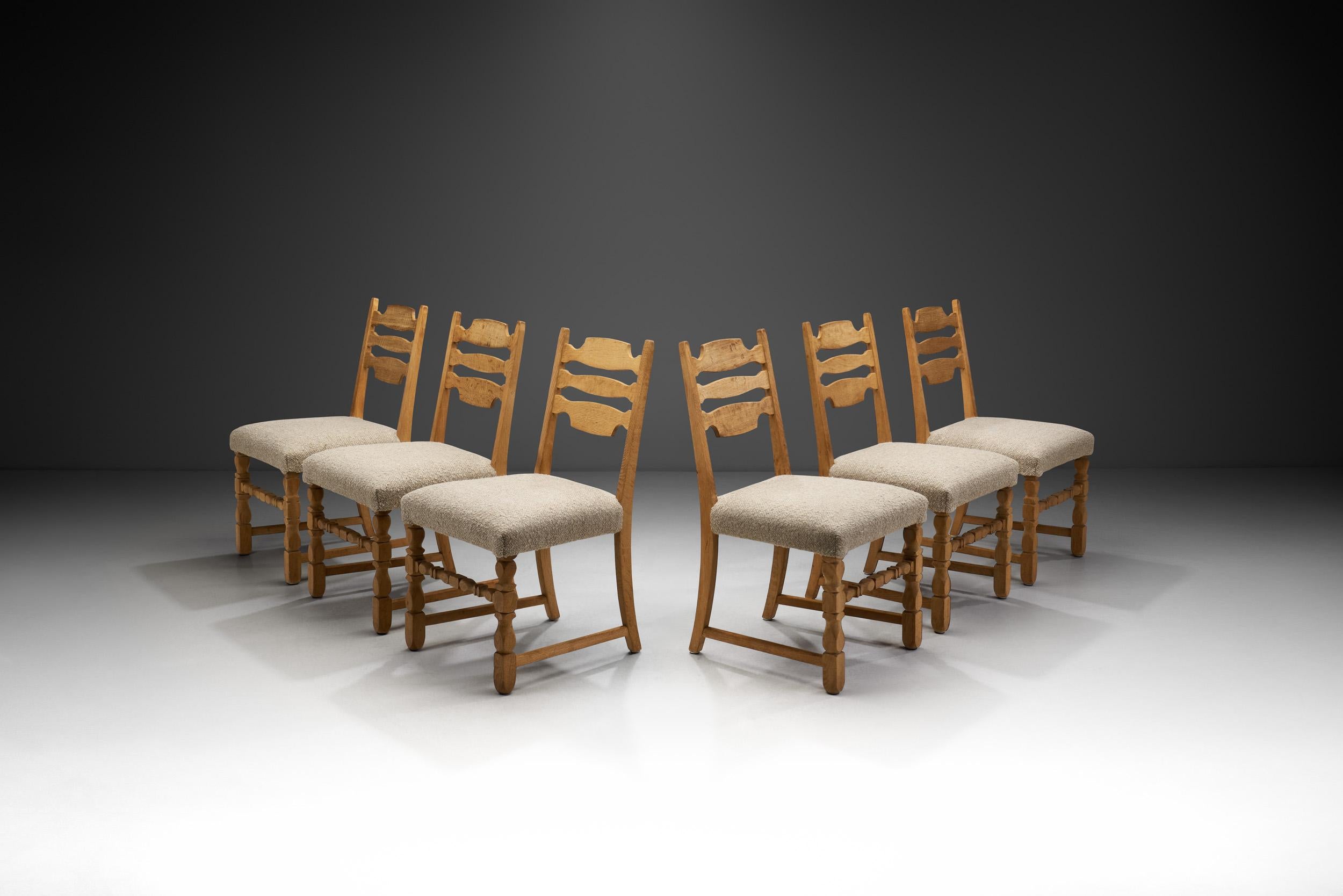 Cet impressionnant ensemble de salle à manger du milieu du siècle est représentatif des principes fondamentaux du design scandinave qui tournent autour de la qualité et de la fonctionnalité, associées à un design distinctif.

L'ensemble se compose