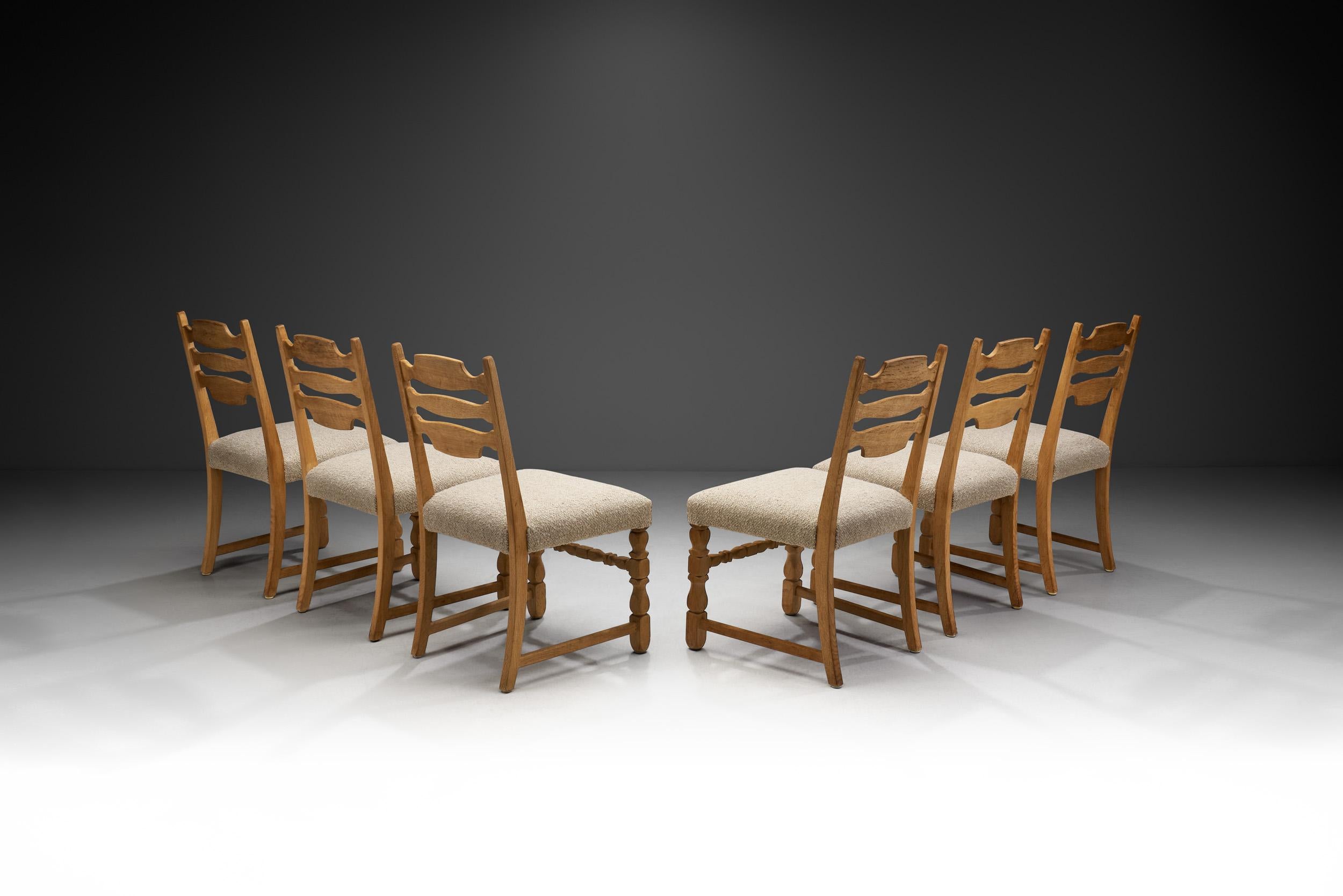 Mid-Century Modern Six chaises de salle à manger en chêne massif à la manière de Henning Kjærnulf, Danemark années 1960 en vente