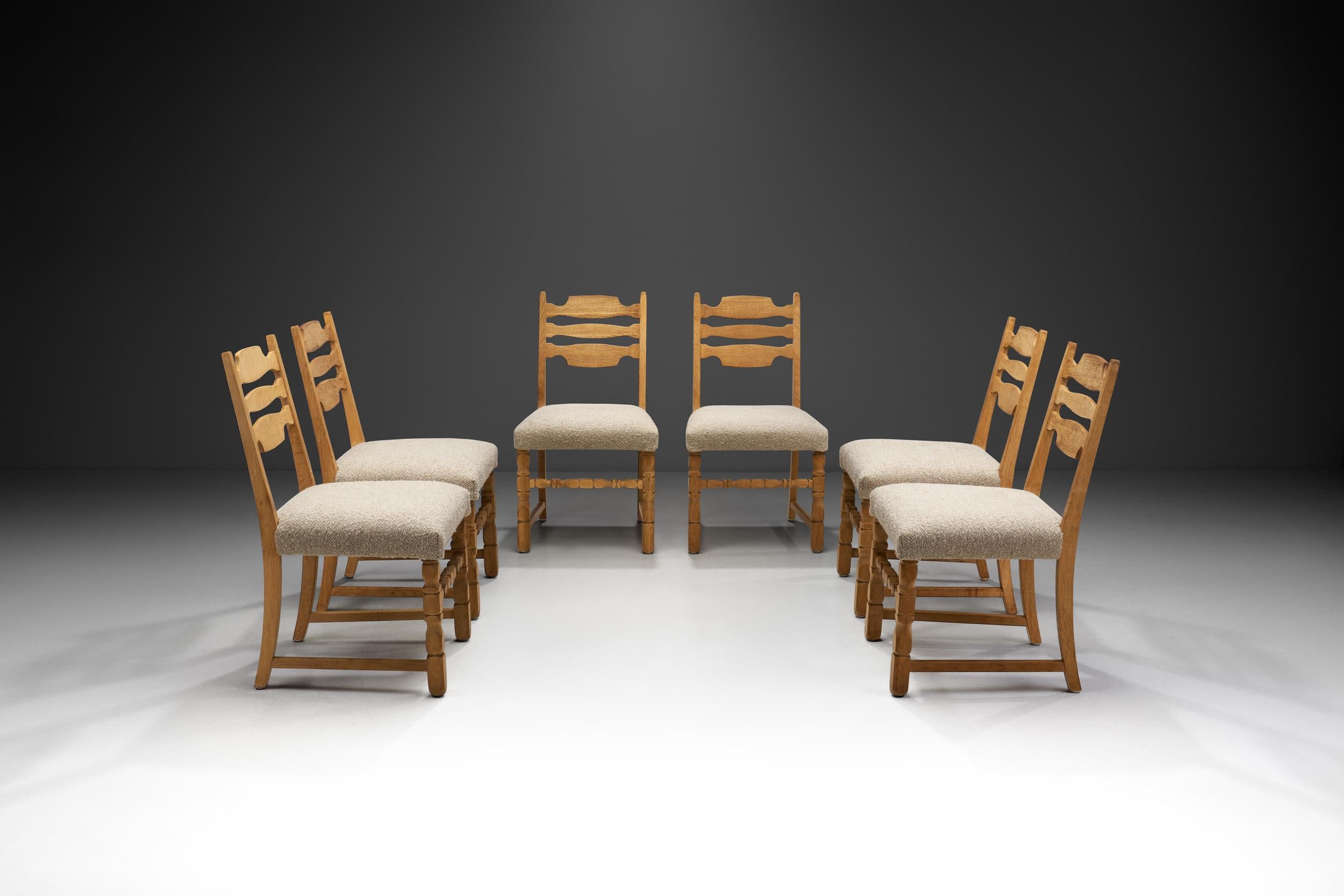 Danois Six chaises de salle à manger en chêne massif à la manière de Henning Kjærnulf, Danemark années 1960 en vente