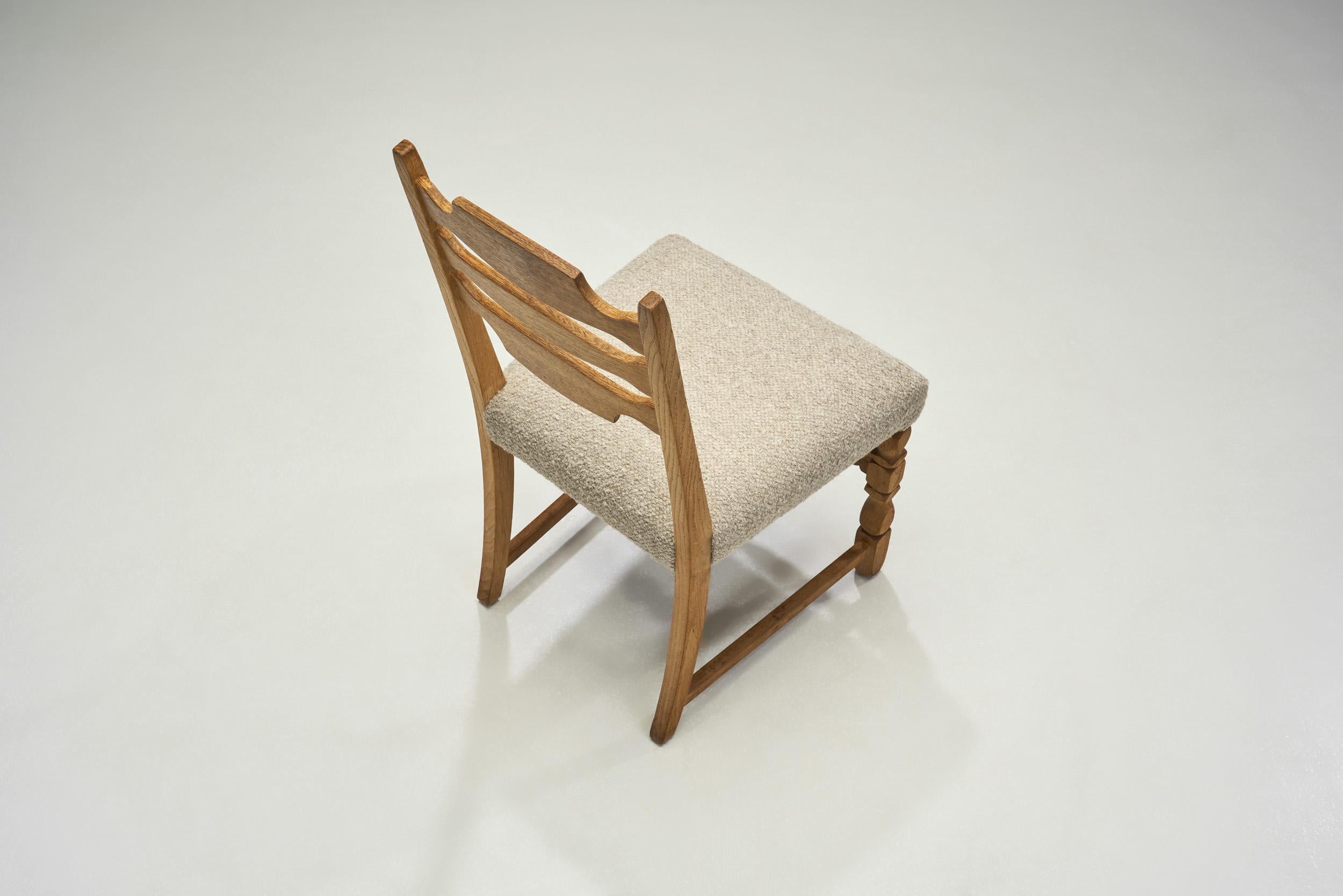 Six chaises de salle à manger en chêne massif à la manière de Henning Kjærnulf, Danemark années 1960 Bon état - En vente à Utrecht, NL