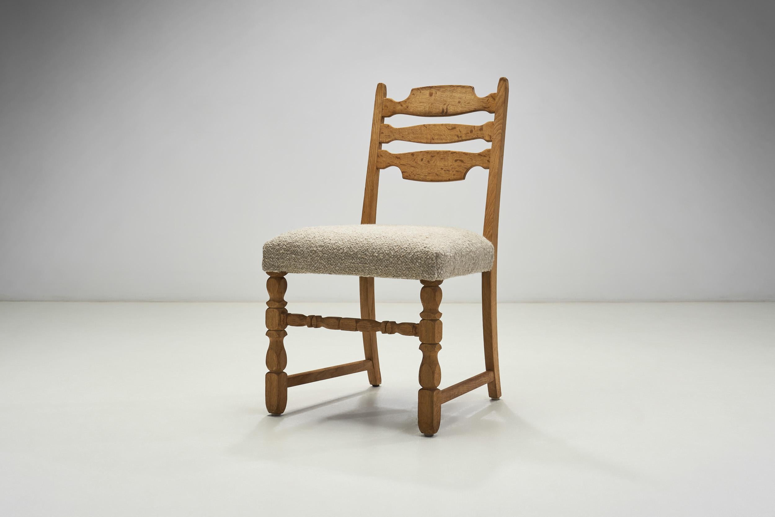 Milieu du XXe siècle Six chaises de salle à manger en chêne massif à la manière de Henning Kjærnulf, Danemark années 1960 en vente