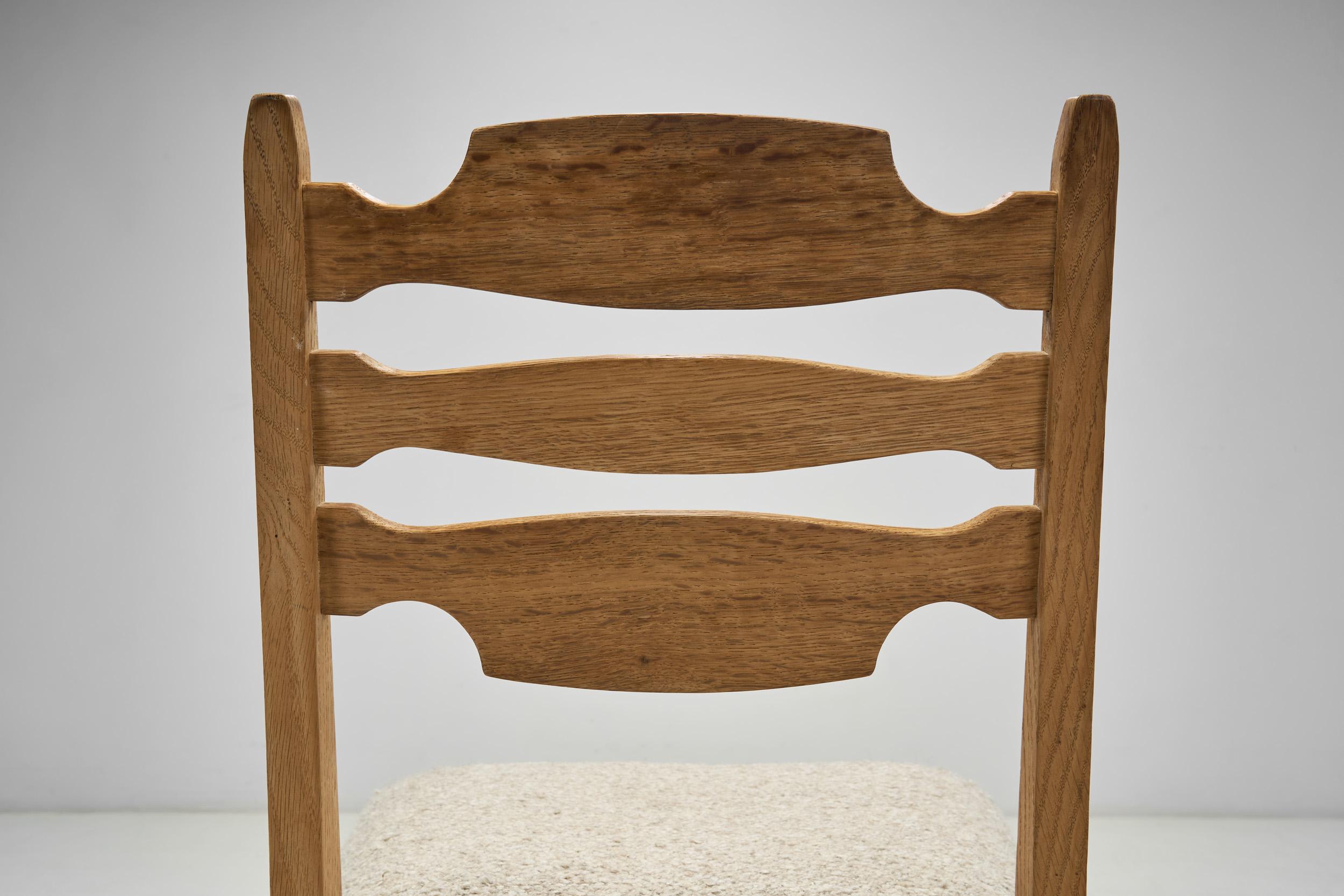 Tissu Six chaises de salle à manger en chêne massif à la manière de Henning Kjærnulf, Danemark années 1960 en vente