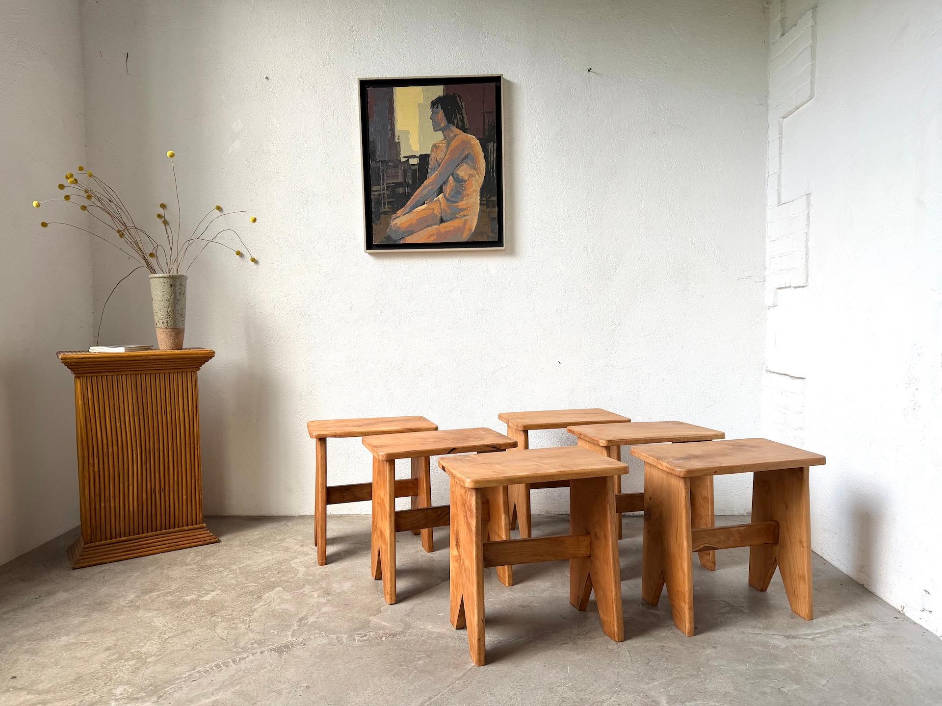 La Maison Lecan presenta questo set di sei sgabelli in noce massiccio, in stile montano, del 1960 circa.

Raro set di sei sgabelli realizzati in noce massiccio, caratterizzati da una silhouette pulita ed equilibrata. La base con taglio a V invertito