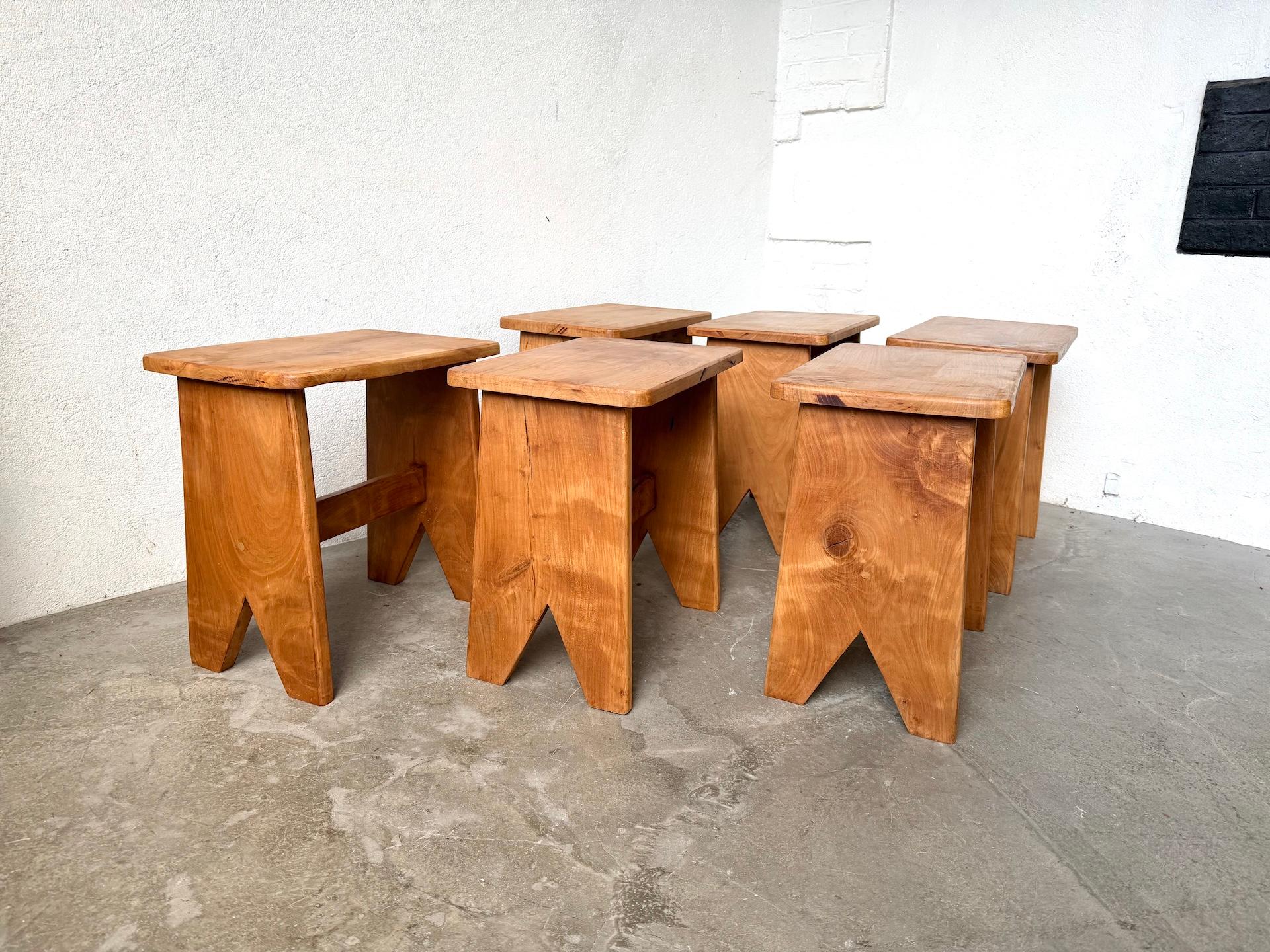 Brutalismo Sei sgabelli in noce massiccio, Francia, stile montano, circa 1960 in vendita