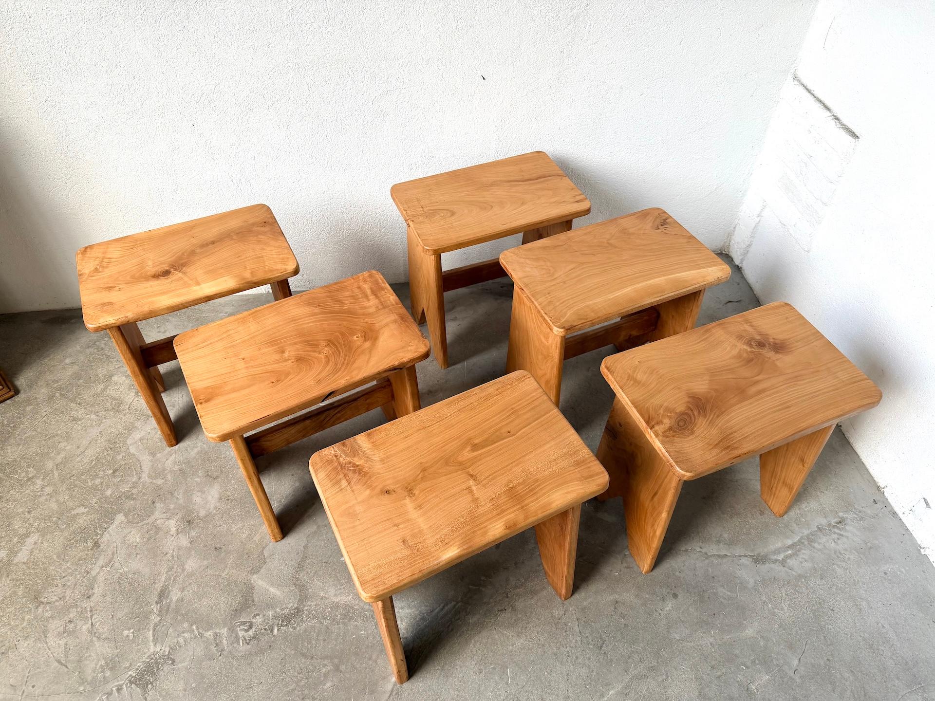 Metà XX secolo Sei sgabelli in noce massiccio, Francia, stile montano, circa 1960 in vendita