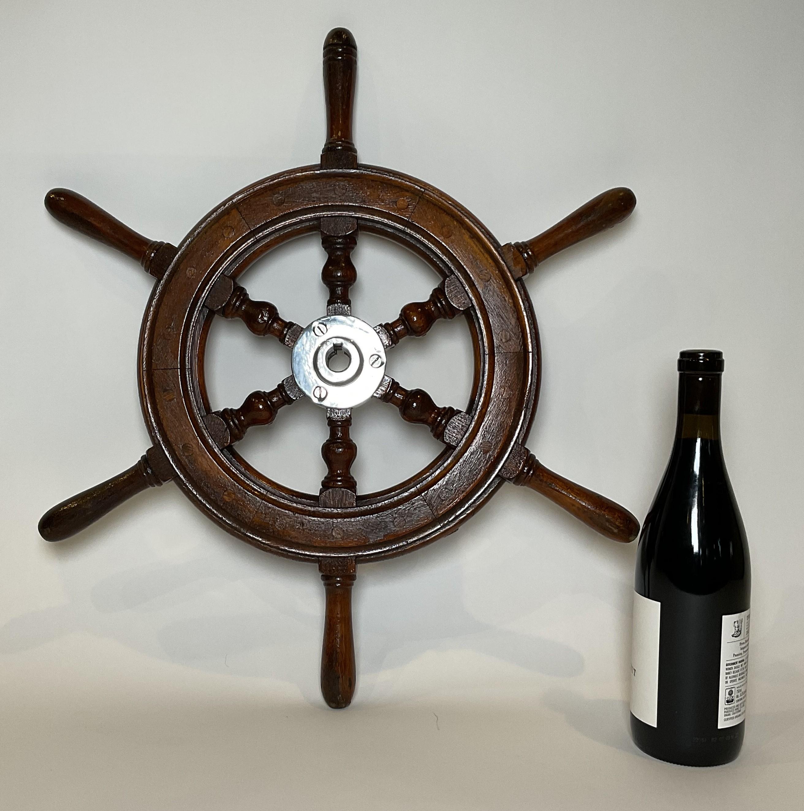 Roue de bateau en acajou avec un moyeu chromé et six rayons tournés. Finition vernie. A partir d'une petite embarcation.

Poids :    5 lbs.
Dimensions globales :    22 